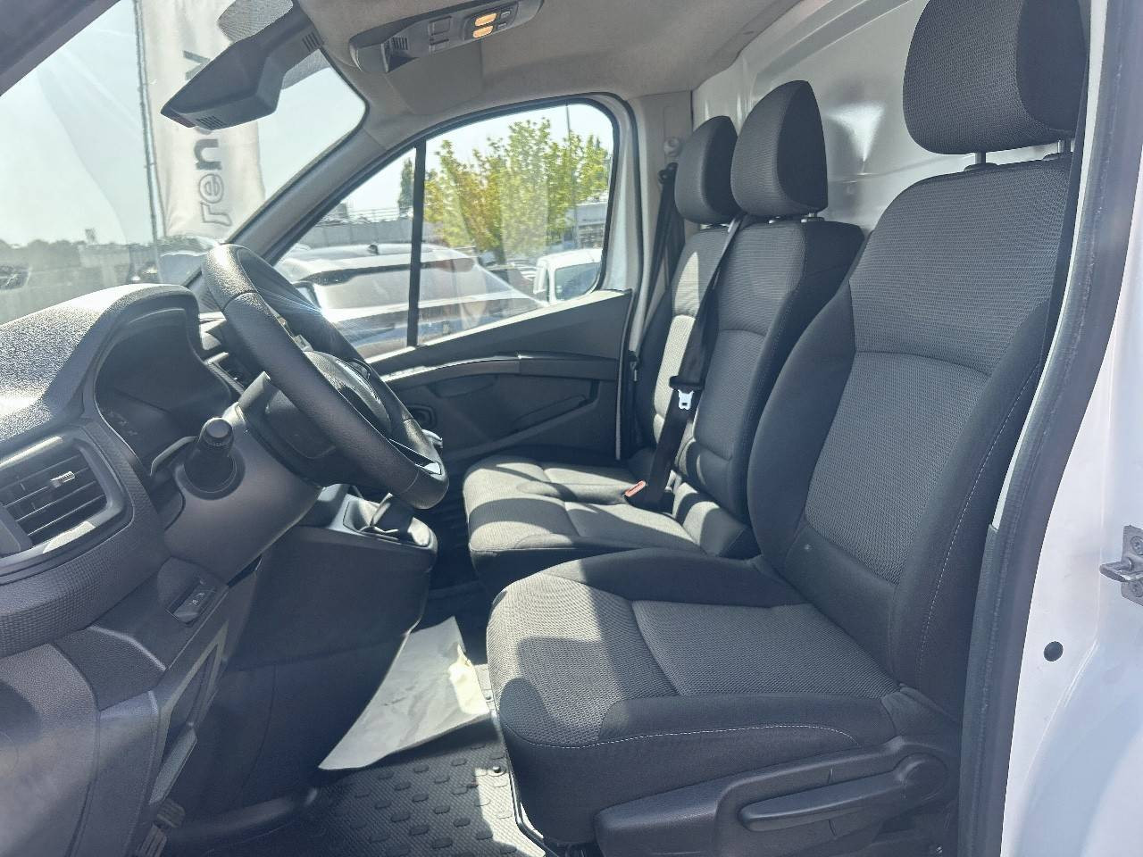Vente en ligne Renault Trafic 3 Fourgon TRAFIC FGN L2H1 3000 KG BLUE DCI 130 au prix de 21 490 €