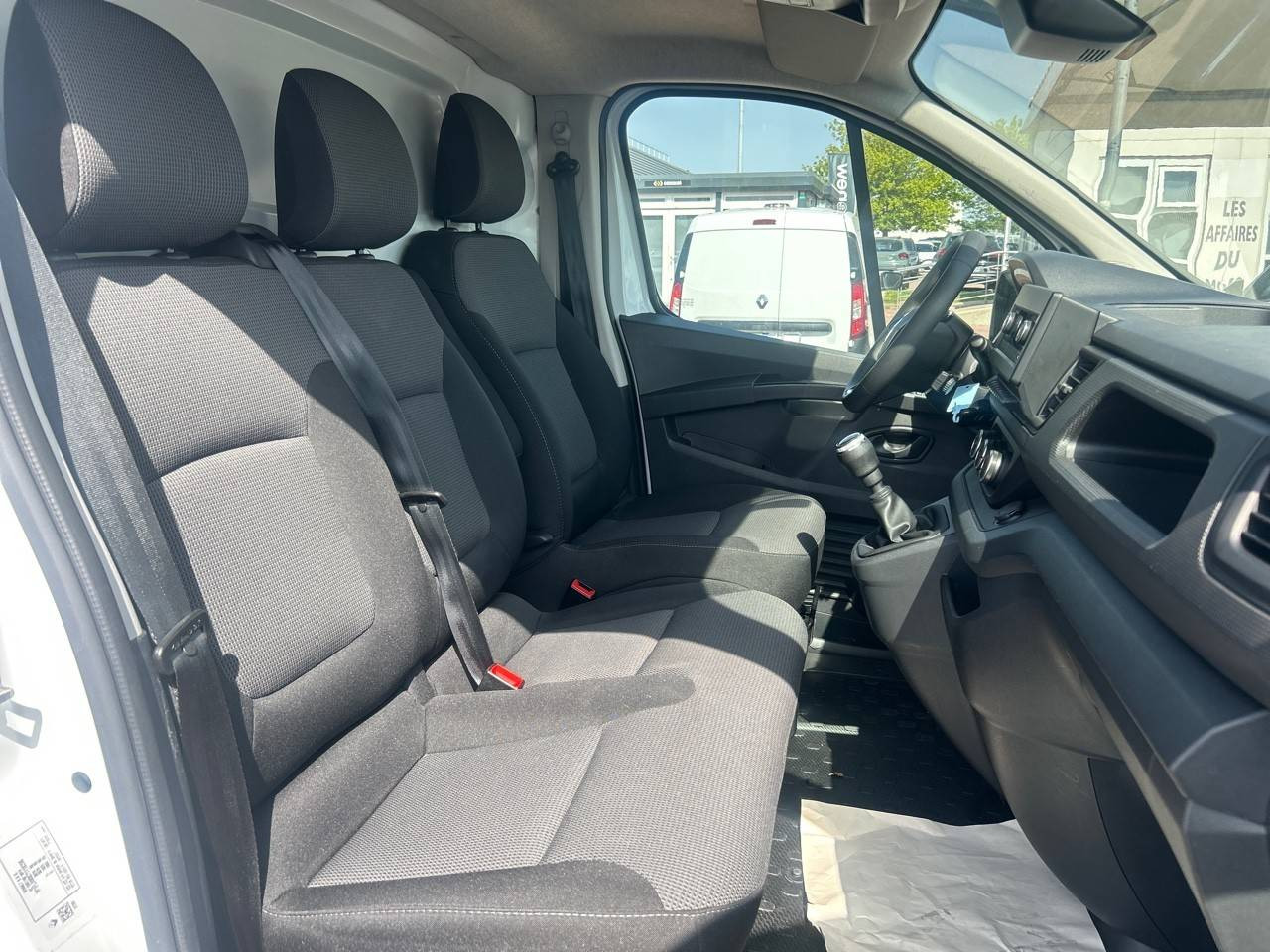 Vente en ligne Renault Trafic 3 Fourgon TRAFIC FGN L2H1 3000 KG BLUE DCI 130 au prix de 21 490 €