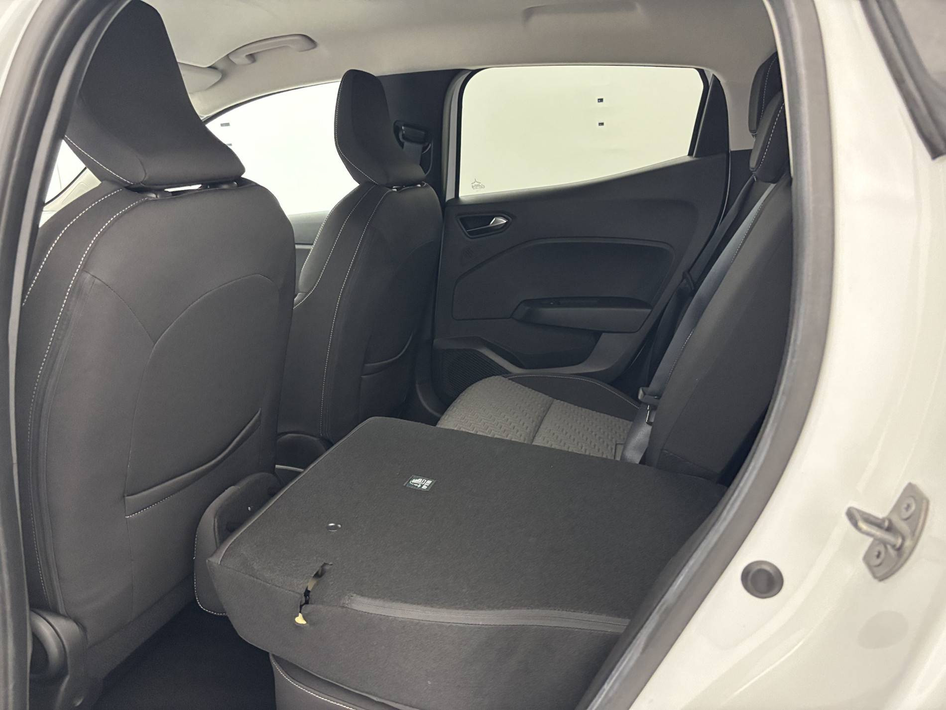Vente en ligne Renault Clio 5 Clio E-Tech full hybrid 145 au prix de 15 990 €