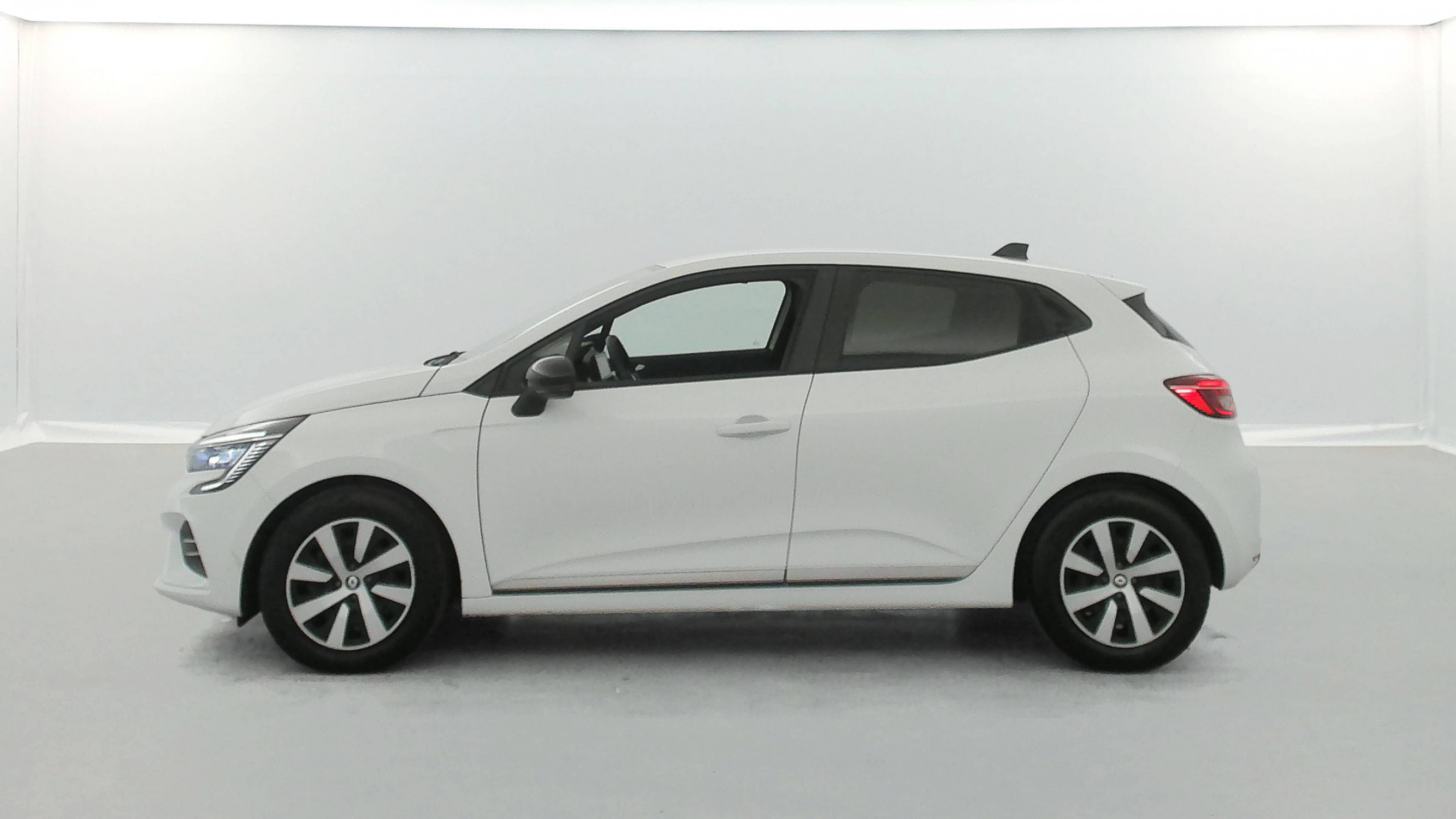 Vente en ligne Renault Clio 5 Clio E-Tech full hybrid 145 au prix de 15 990 €