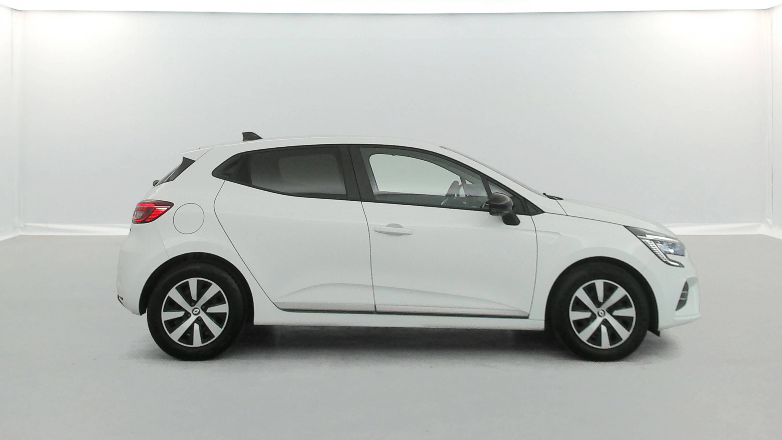 Vente en ligne Renault Clio 5 Clio E-Tech full hybrid 145 au prix de 15 990 €