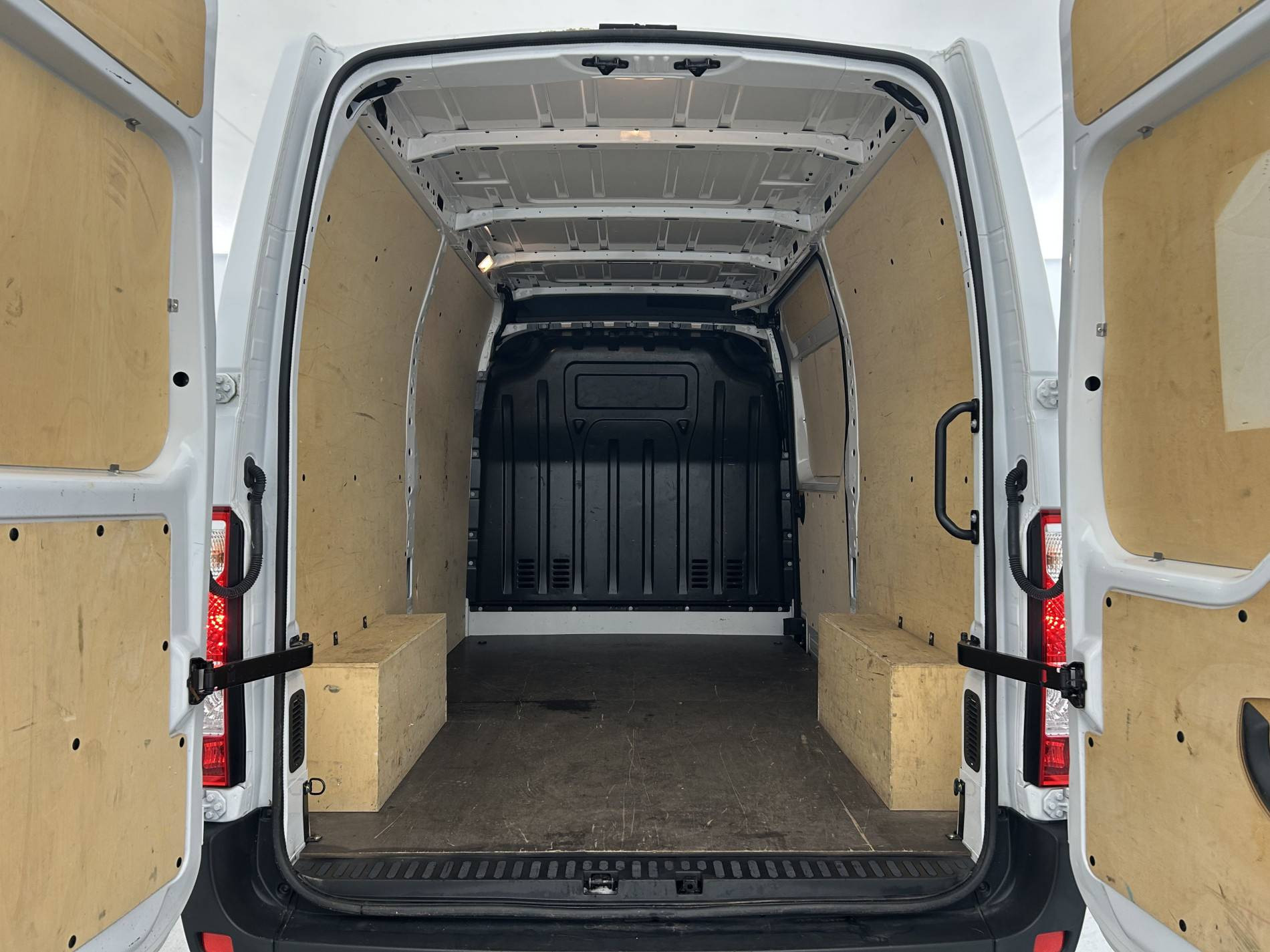 Vente en ligne Renault Master Fourgon MASTER FGN TRAC F3500 L2H2 BLUE DCI 135 au prix de 21 490 €