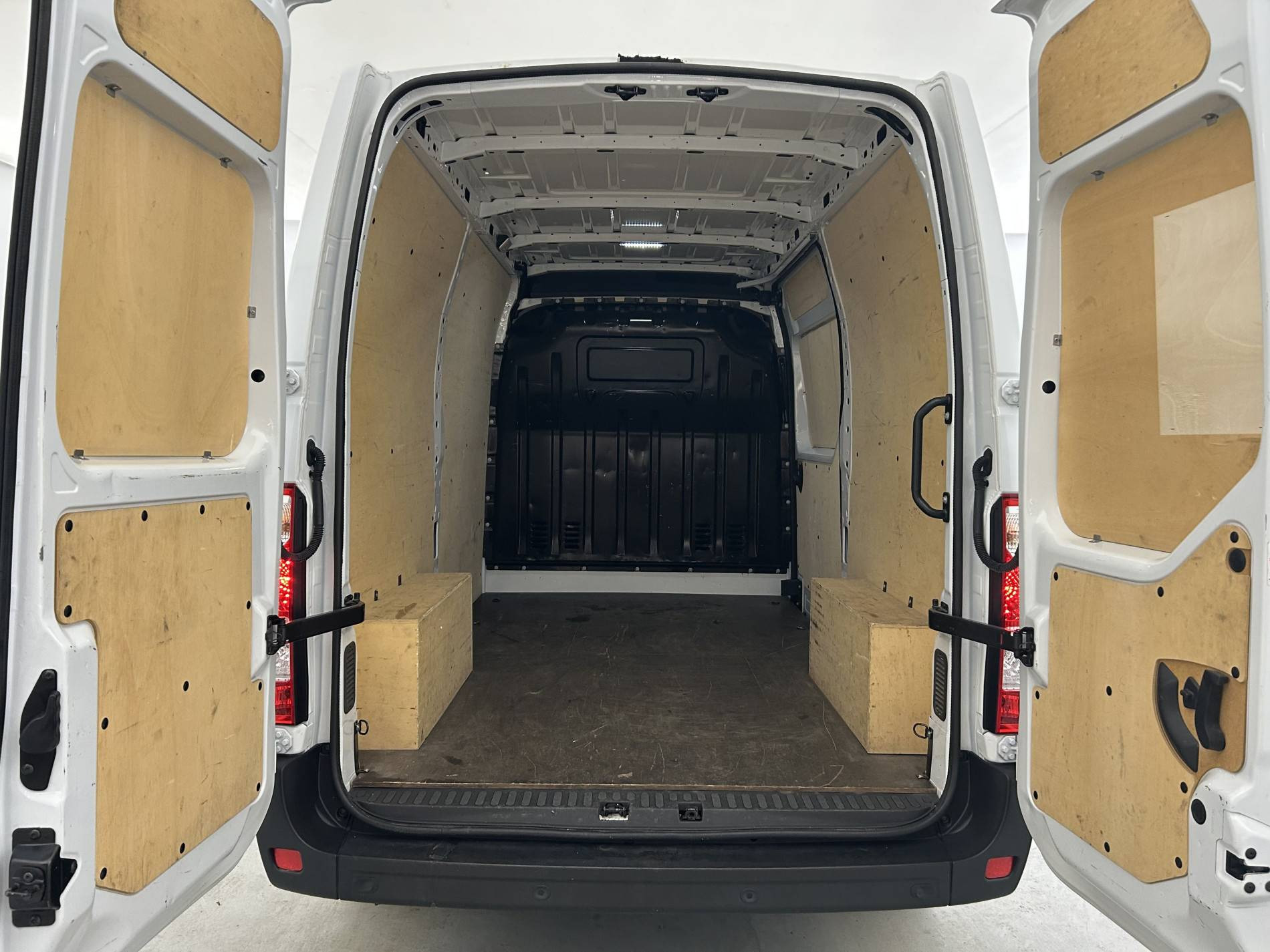 Vente en ligne Renault Master Fourgon MASTER FGN TRAC F3500 L2H2 BLUE DCI 135 au prix de 21 790 €