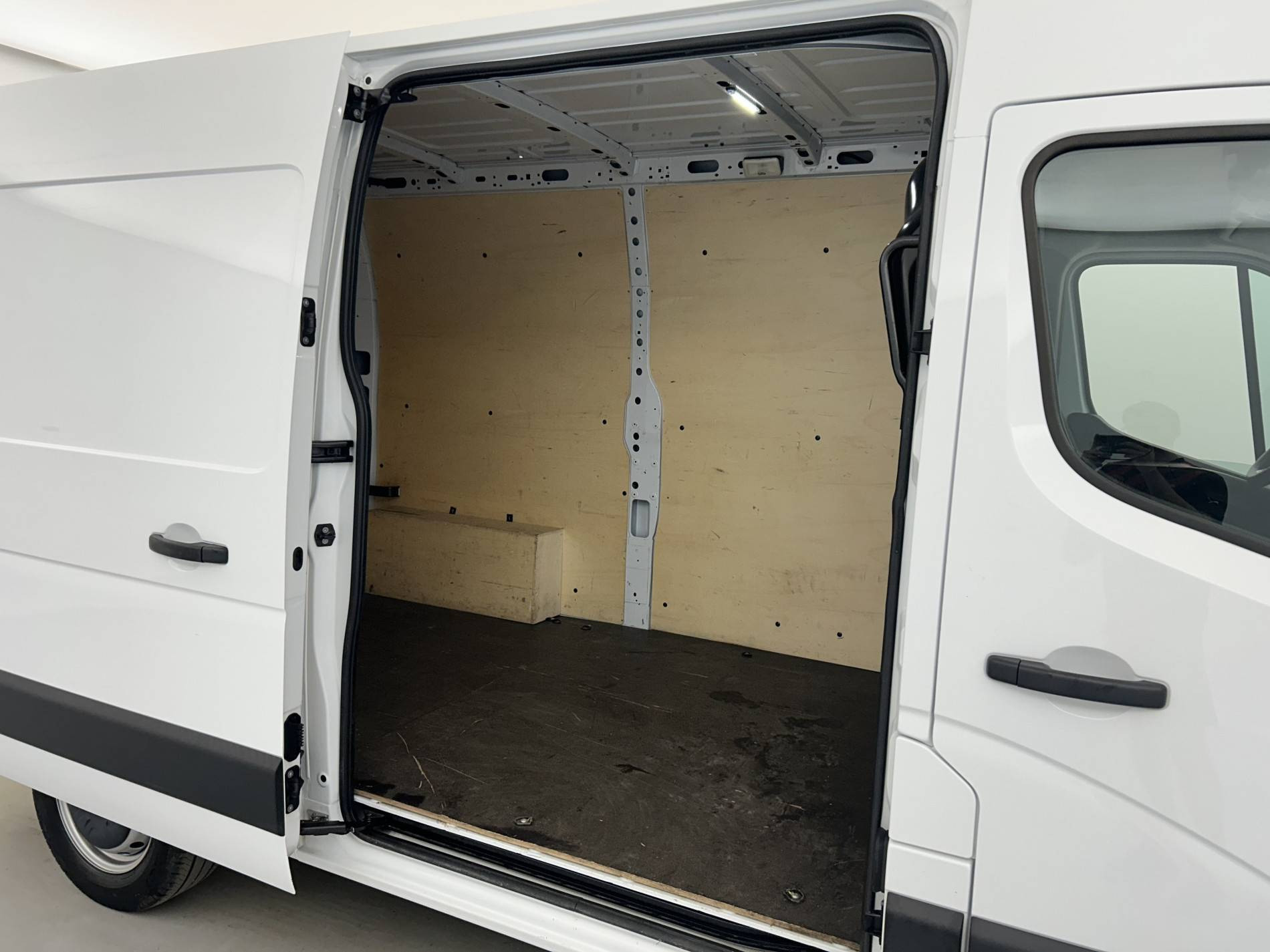 Vente en ligne Renault Master Fourgon MASTER FGN TRAC F3500 L2H2 BLUE DCI 135 au prix de 21 790 €