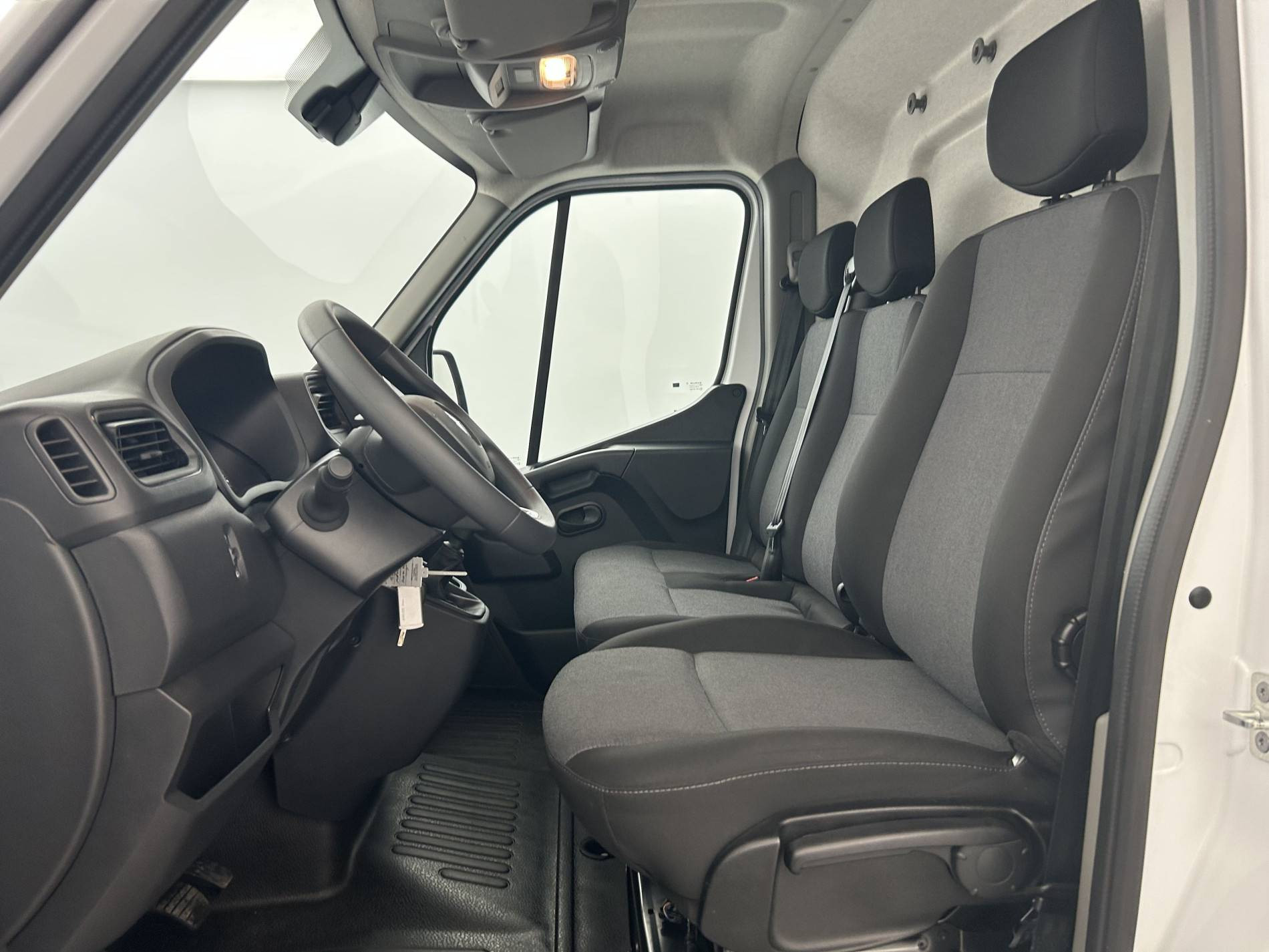Vente en ligne Renault Master Fourgon MASTER FGN TRAC F3500 L2H2 BLUE DCI 135 au prix de 21 790 €