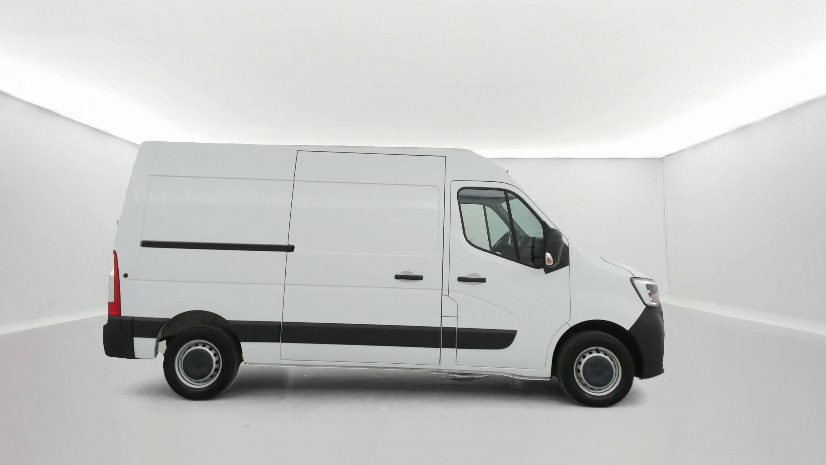 Vente en ligne Renault Master Fourgon MASTER FGN TRAC F3500 L2H2 BLUE DCI 135 au prix de 21 790 €