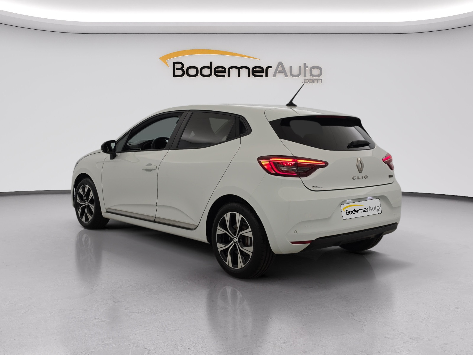 Vente en ligne Renault Clio 5 Clio E-Tech full hybrid 145 au prix de 16 990 €