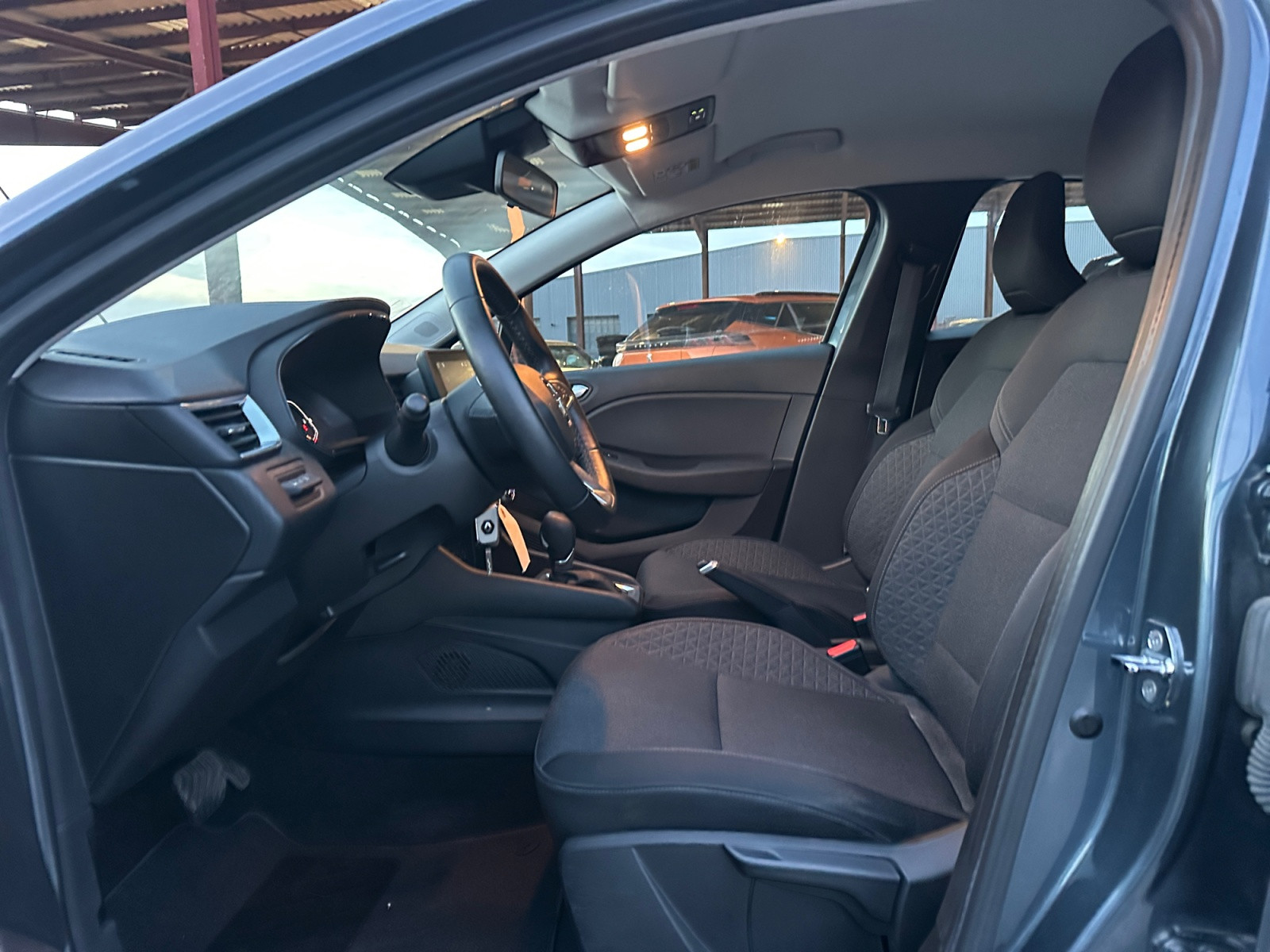 Vente en ligne Renault Clio 5 Clio E-Tech 140 - 21N au prix de 15 990 €