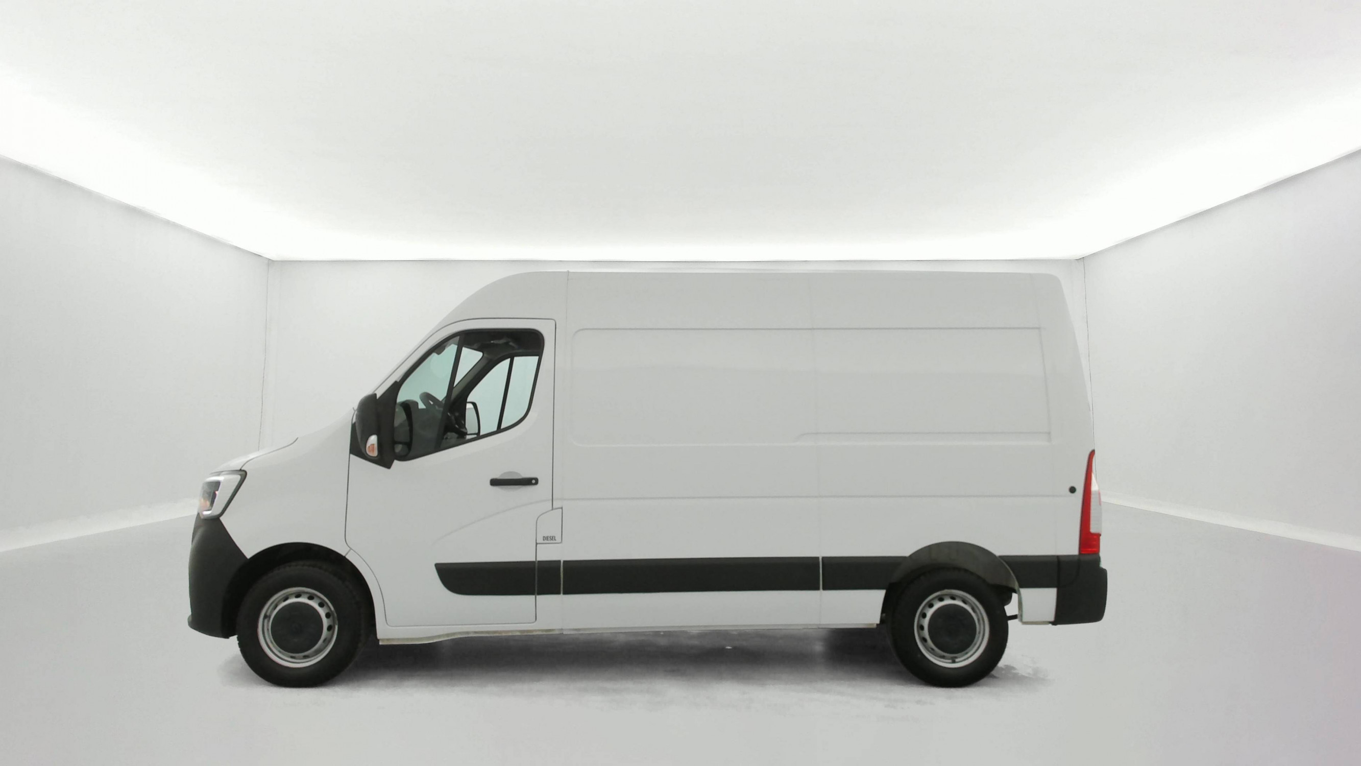 Vente en ligne Renault Master Fourgon MASTER FGN TRAC F3500 L2H2 BLUE DCI 135 au prix de 23 590 €