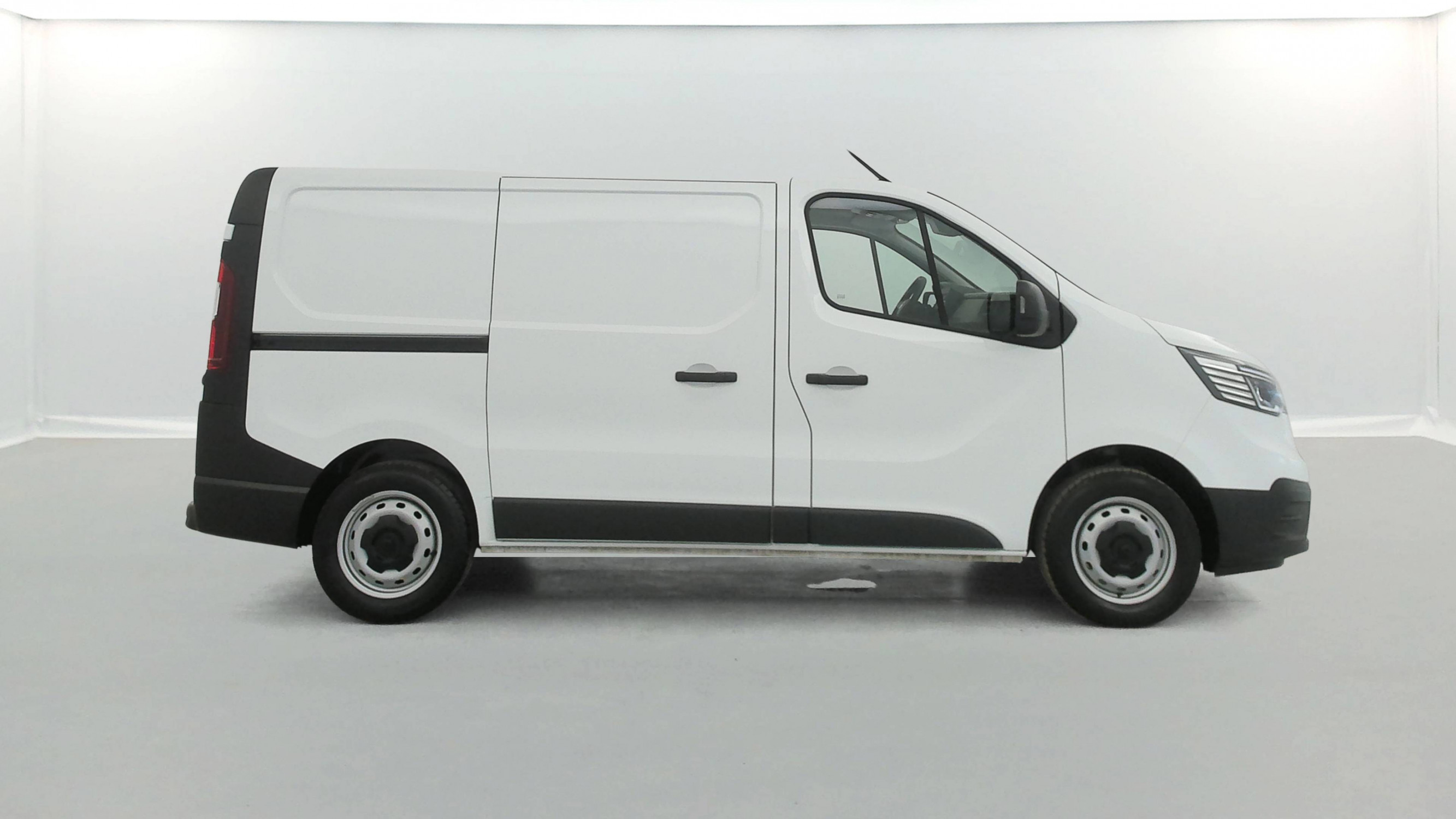 Vente en ligne Renault Trafic 3 Fourgon TRAFIC FG BLUE DCI 130 L1H1 3T GSR2 au prix de 21 990 €
