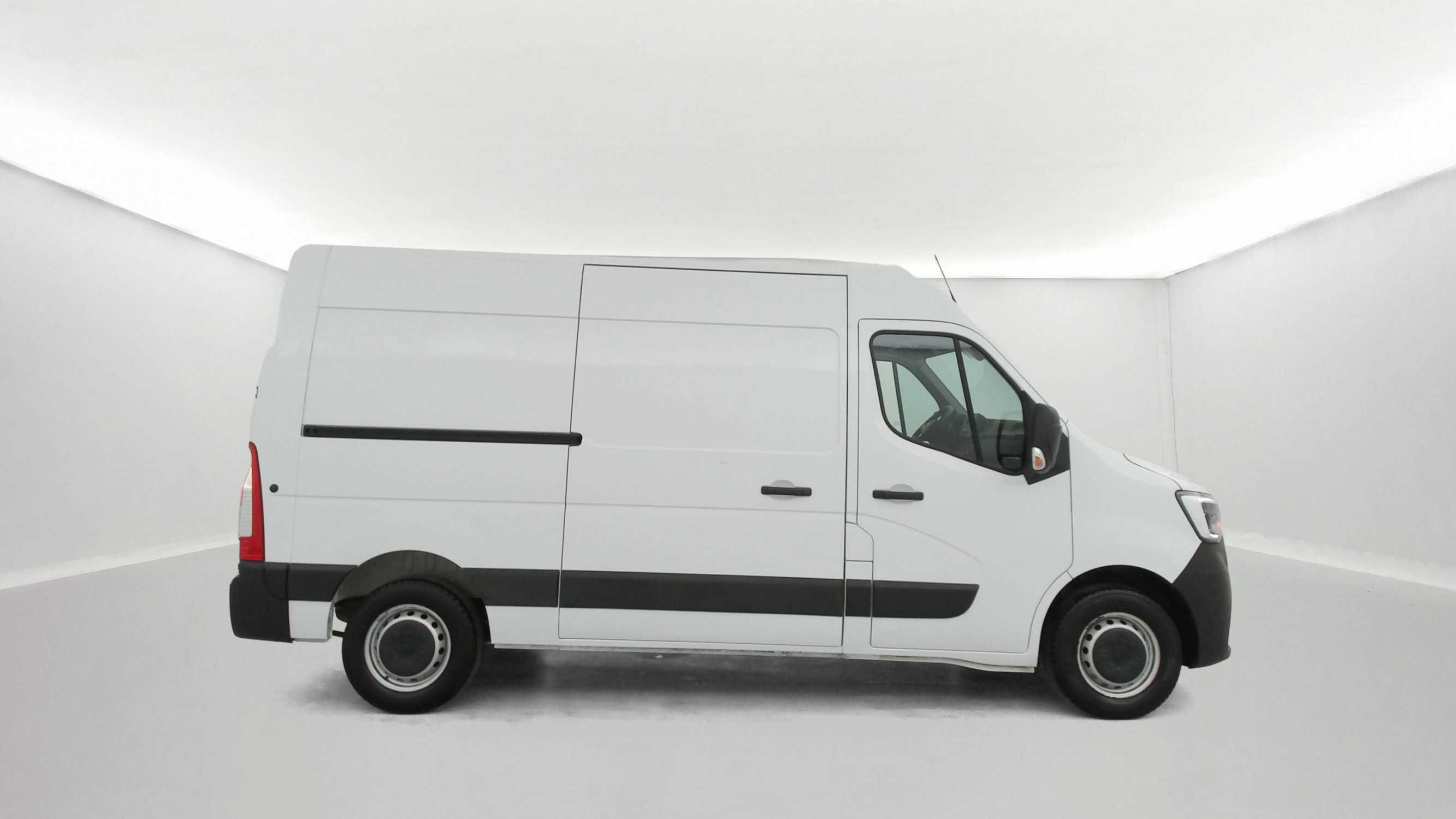 Vente en ligne Renault Master Fourgon MASTER FGN TRAC F3500 L2H2 BLUE DCI 135 au prix de 23 590 €