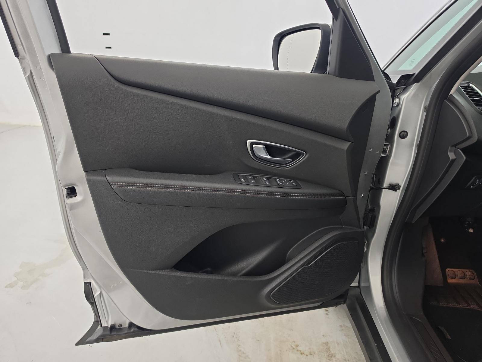 Vente en ligne Renault Grand Scenic 4 Grand Scenic Blue dCi 120 EDC au prix de 20 900 €