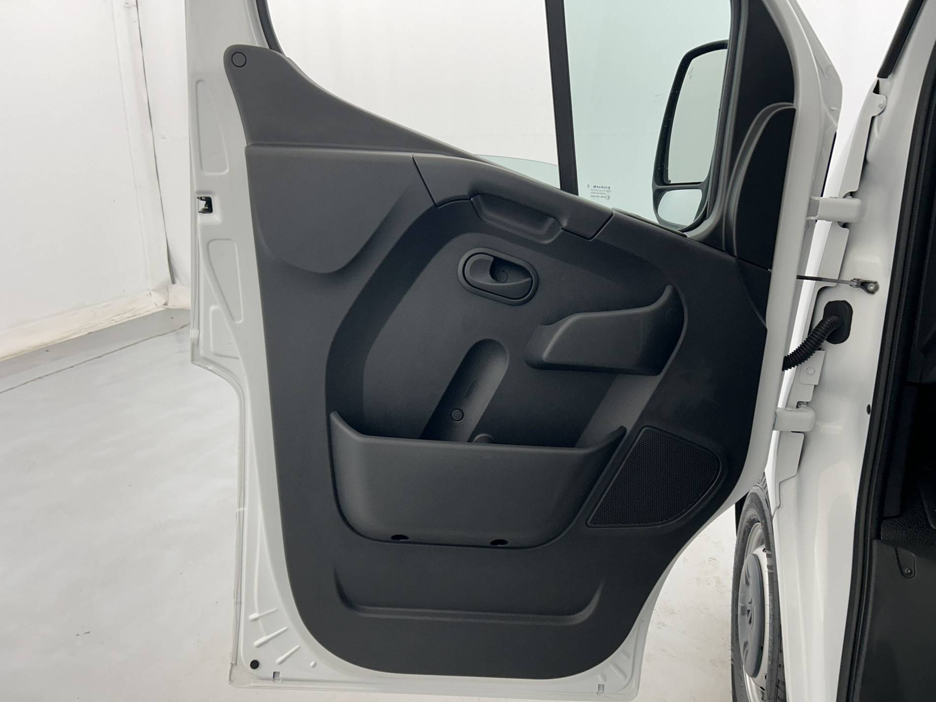 Vente en ligne Renault Master Fourgon MASTER FGN TRAC F3300 L2H2 BLUE DCI 135 au prix de 21 990 €