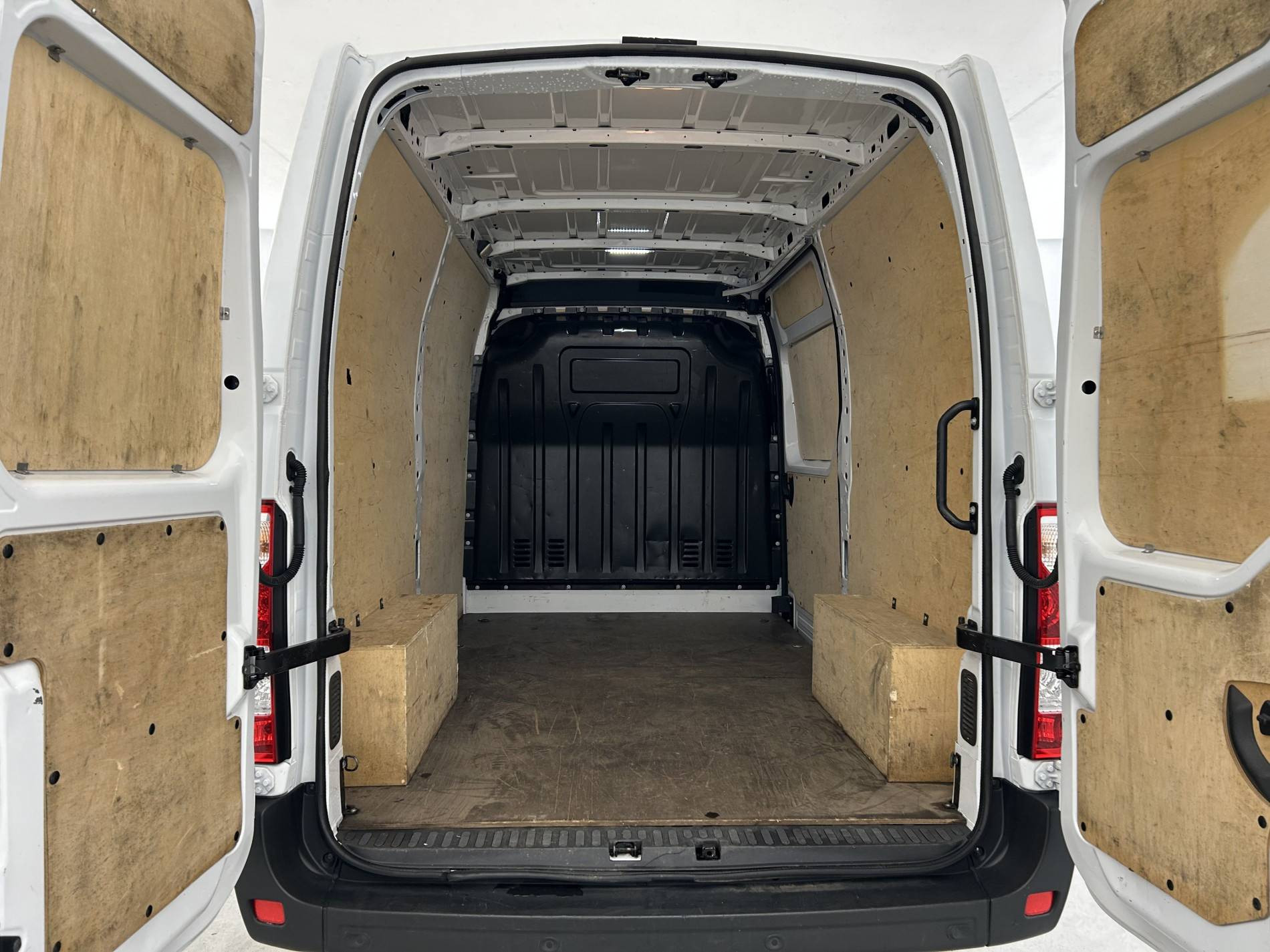 Vente en ligne Renault Master Fourgon MASTER FGN TRAC F3300 L2H2 BLUE DCI 135 au prix de 21 990 €