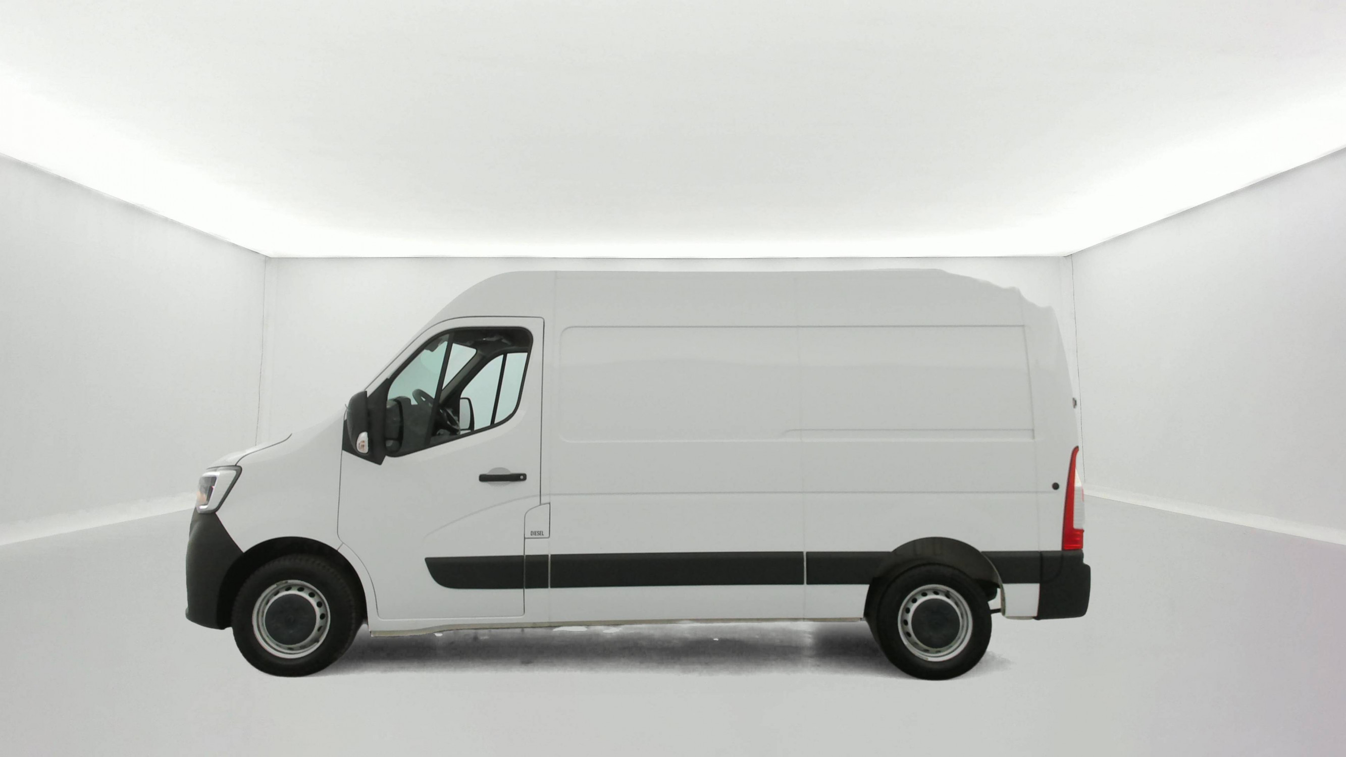 Vente en ligne Renault Master Fourgon MASTER FGN TRAC F3300 L2H2 BLUE DCI 135 au prix de 21 990 €