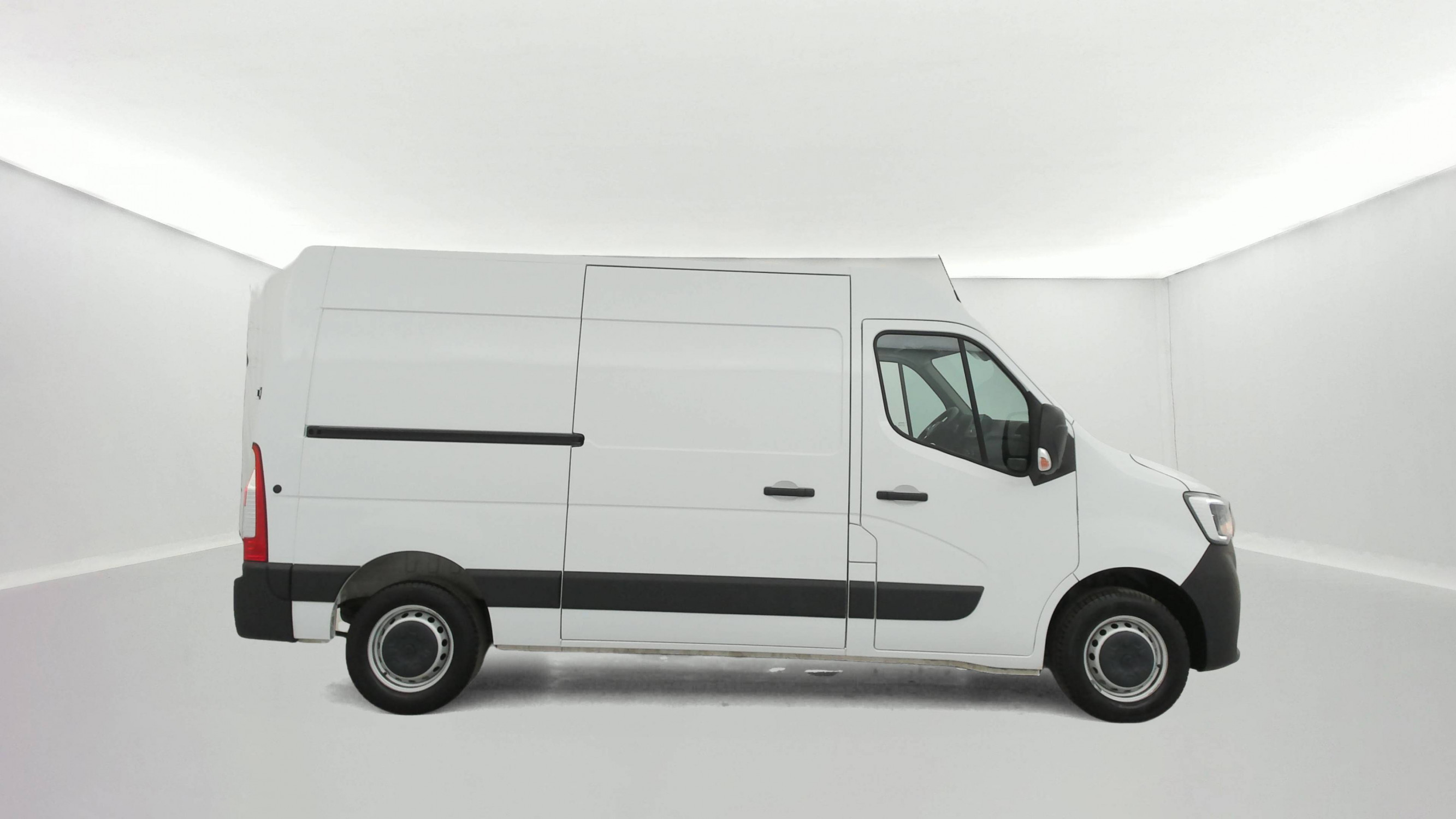 Vente en ligne Renault Master Fourgon MASTER FGN TRAC F3300 L2H2 BLUE DCI 135 au prix de 21 990 €