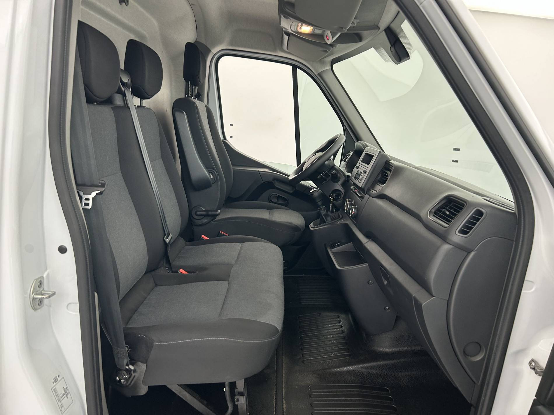 Vente en ligne Renault Master Fourgon MASTER FGN TRAC F3500 L2H2 BLUE DCI 135 au prix de 19 490 €