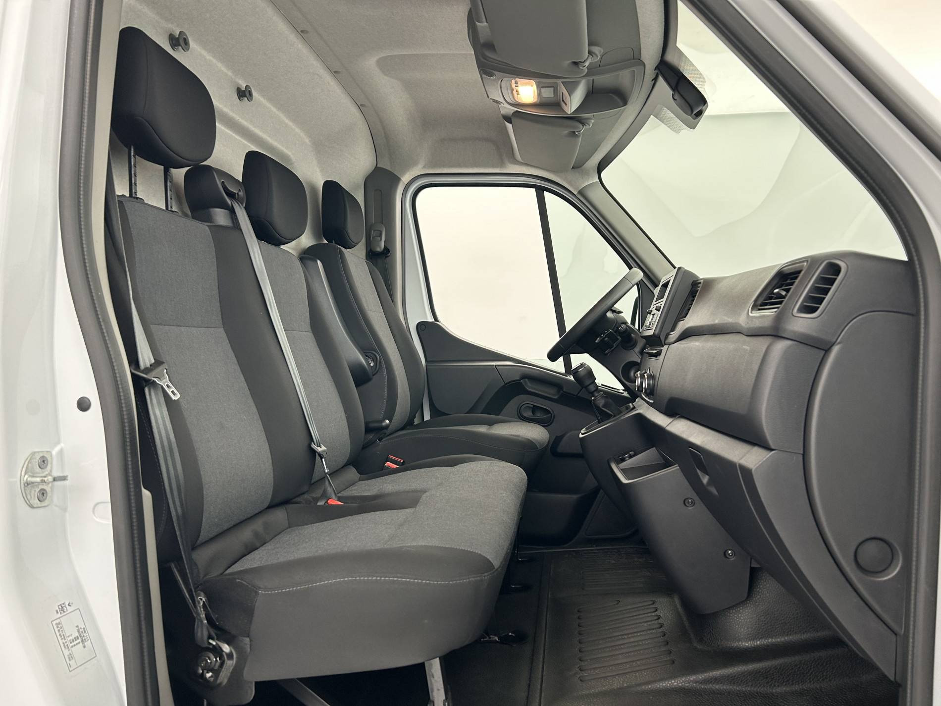 Vente en ligne Renault Master Fourgon MASTER FGN TRAC F3300 L2H2 BLUE DCI 135 au prix de 21 990 €
