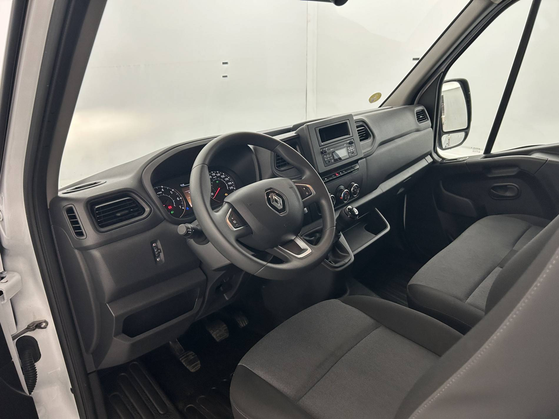 Vente en ligne Renault Master Fourgon MASTER FGN TRAC F3500 L2H2 BLUE DCI 135 au prix de 19 490 €
