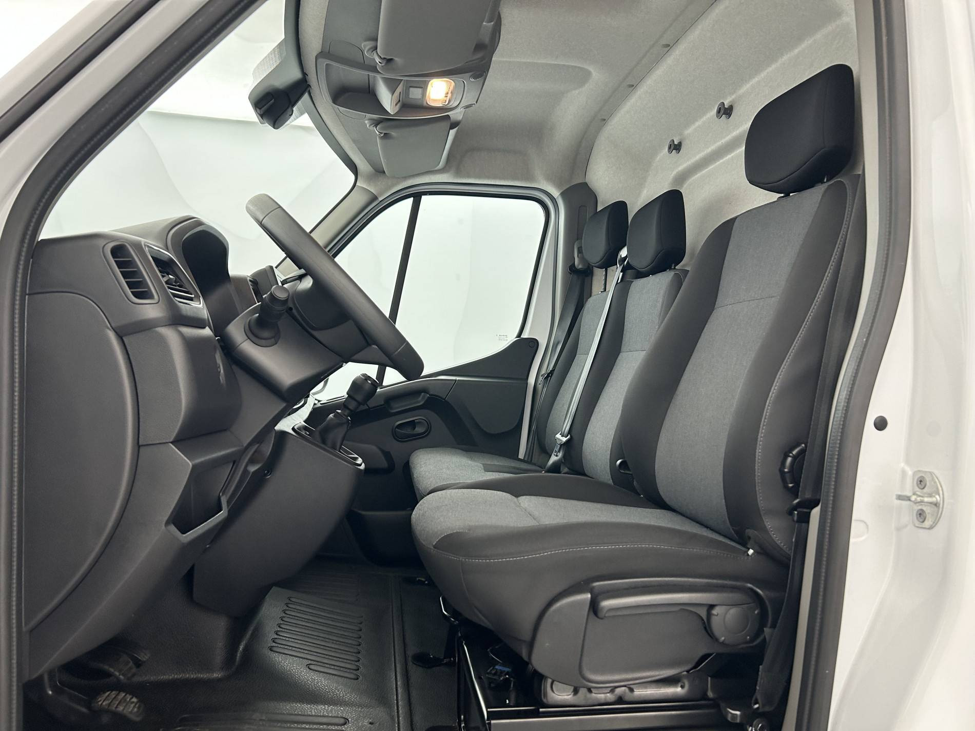 Vente en ligne Renault Master Fourgon MASTER FGN TRAC F3300 L2H2 BLUE DCI 135 au prix de 21 990 €