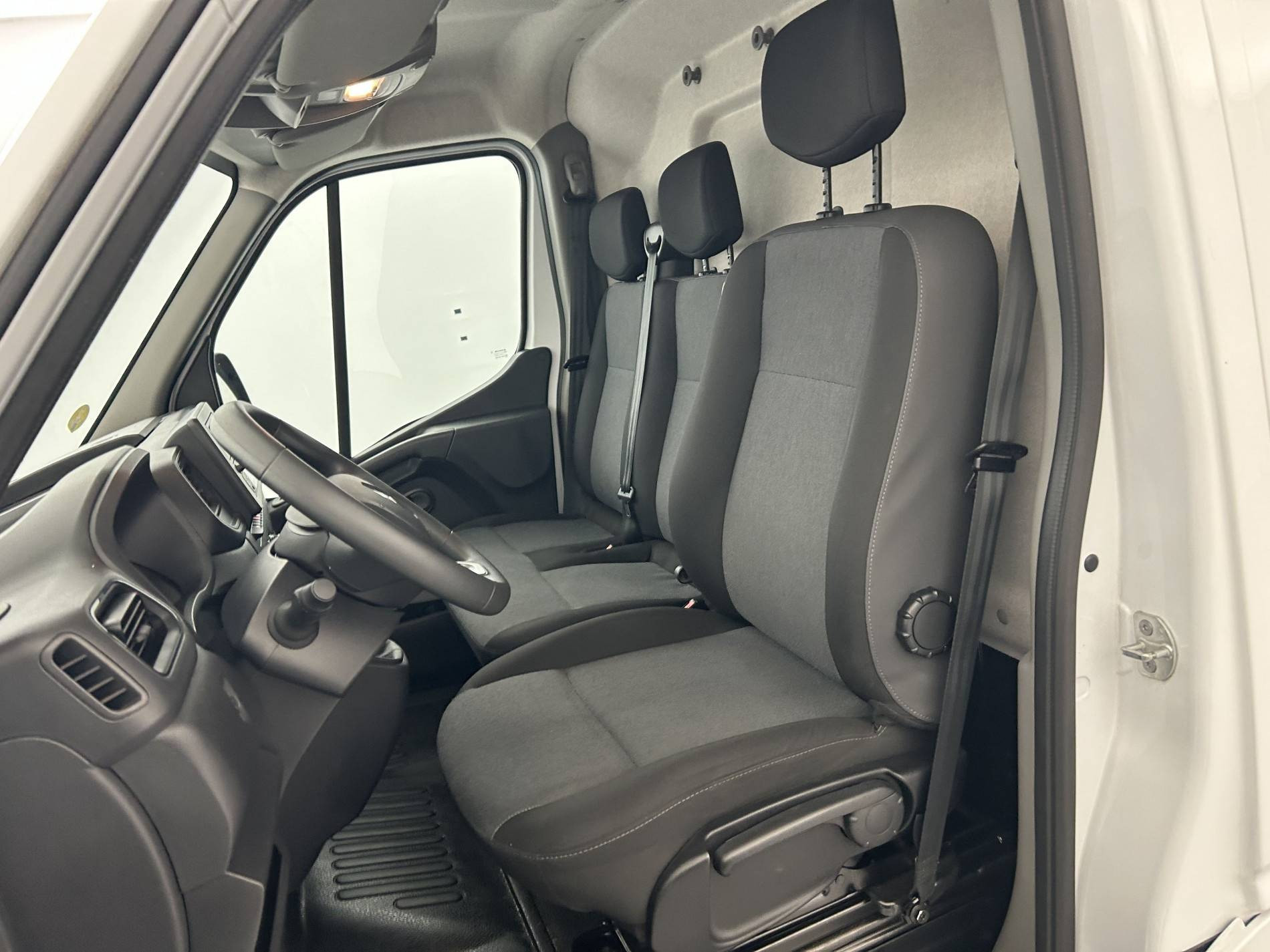 Vente en ligne Renault Master Fourgon MASTER FGN TRAC F3500 L2H2 BLUE DCI 135 au prix de 19 490 €