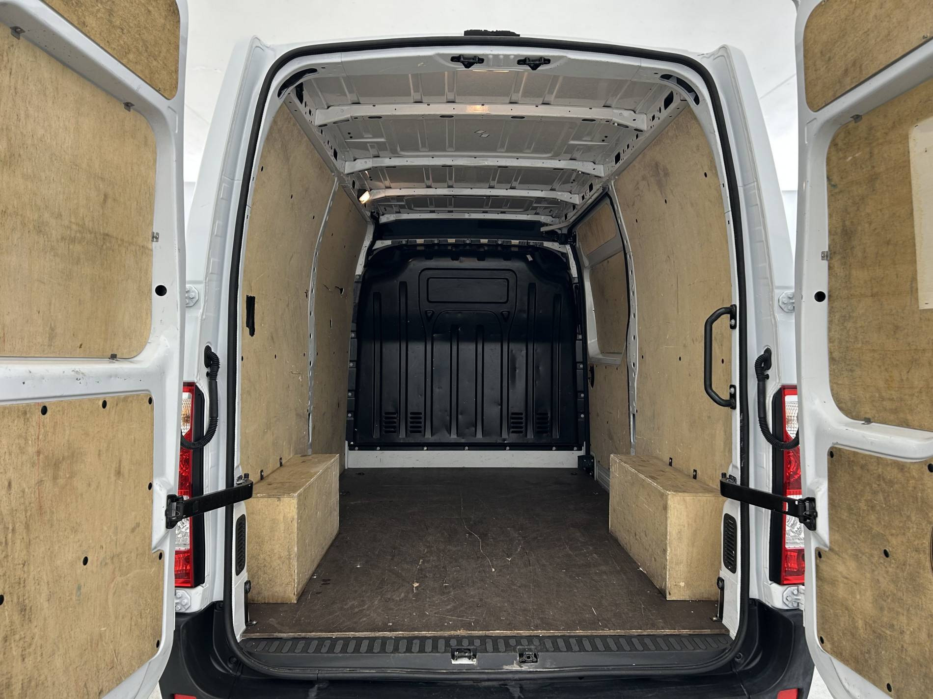 Vente en ligne Renault Master Fourgon MASTER FGN TRAC F3500 L2H2 BLUE DCI 135 au prix de 23 790 €