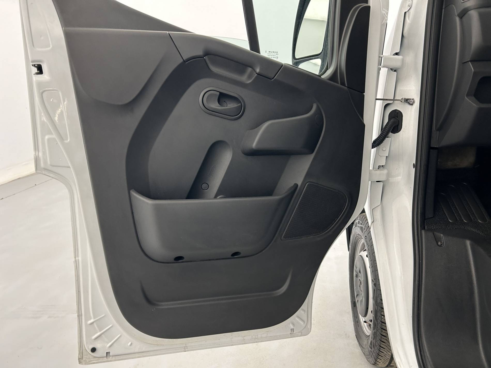 Vente en ligne Renault Master Fourgon MASTER FGN TRAC F3500 L2H2 BLUE DCI 135 au prix de 22 790 €