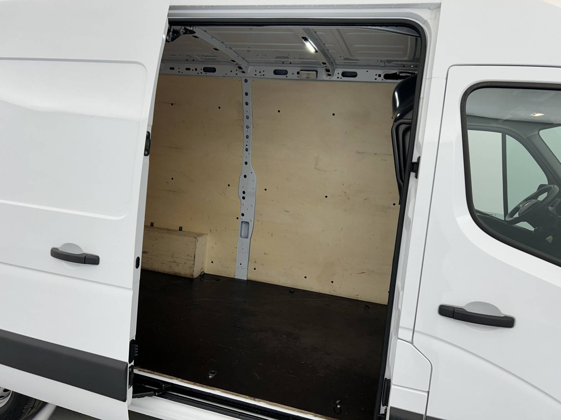 Vente en ligne Renault Master Fourgon MASTER FGN TRAC F3500 L2H2 BLUE DCI 135 au prix de 22 790 €