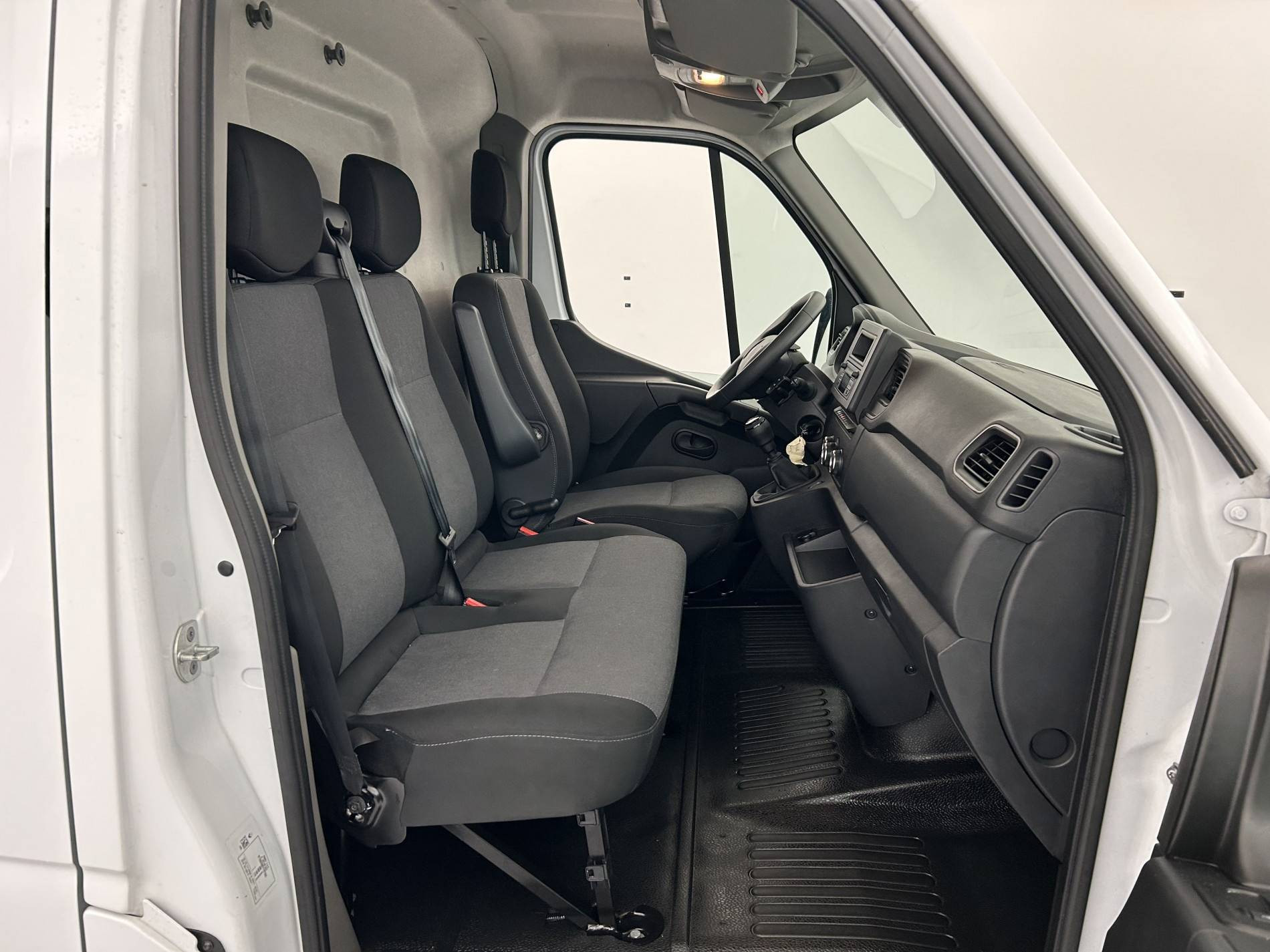 Vente en ligne Renault Master Fourgon MASTER FGN TRAC F3500 L2H2 BLUE DCI 135 au prix de 22 790 €