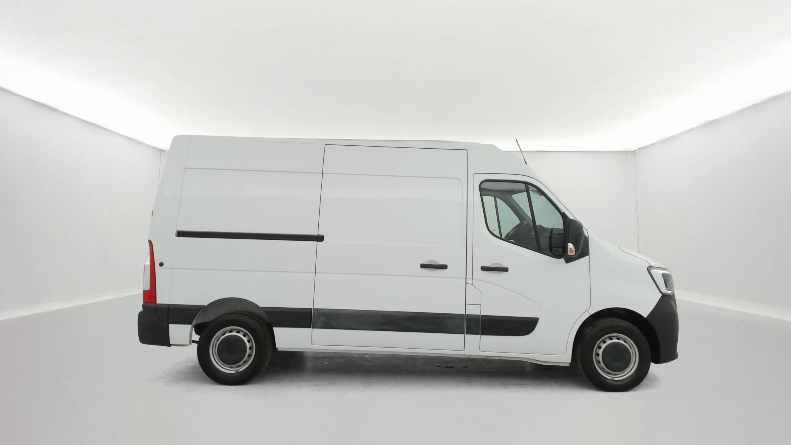 Vente en ligne Renault Master Fourgon MASTER FGN TRAC F3500 L2H2 BLUE DCI 135 au prix de 23 790 €