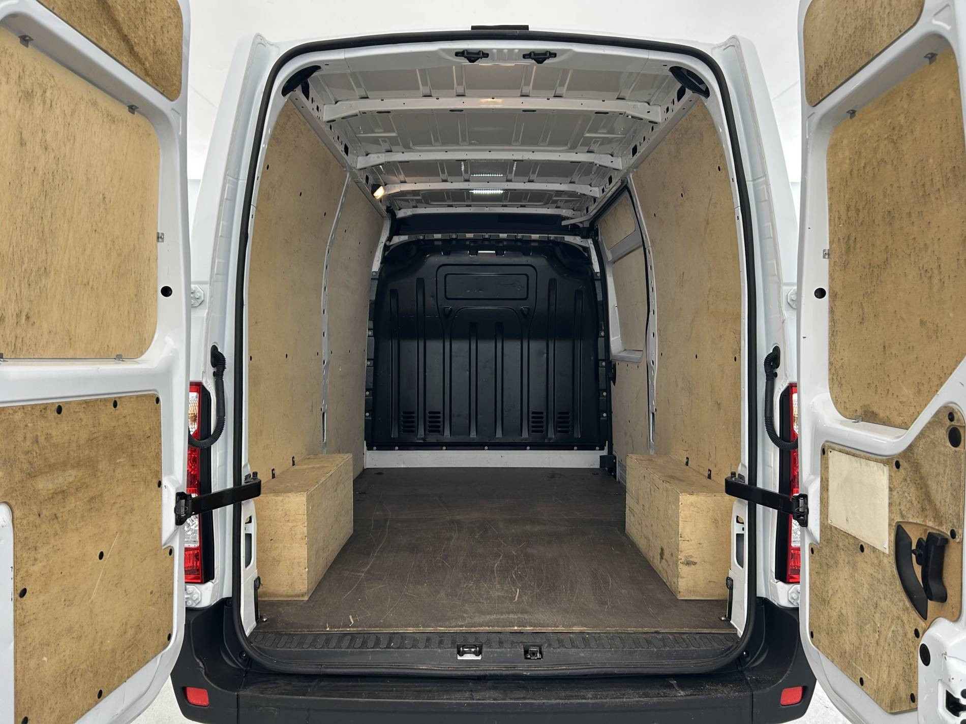 Vente en ligne Renault Master Fourgon MASTER FGN TRAC F3500 L2H2 BLUE DCI 135 au prix de 22 790 €