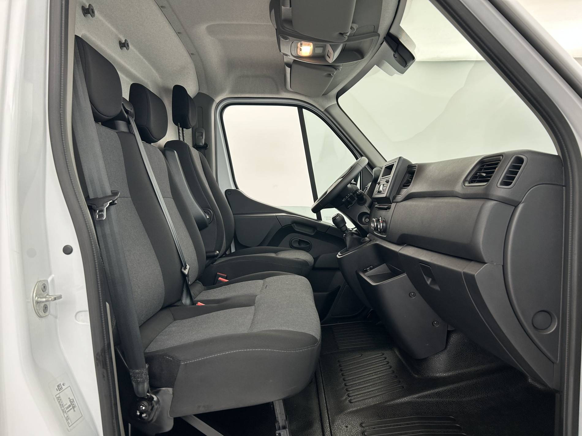 Vente en ligne Renault Master Fourgon MASTER FGN TRAC F3500 L2H2 BLUE DCI 135 au prix de 22 990 €