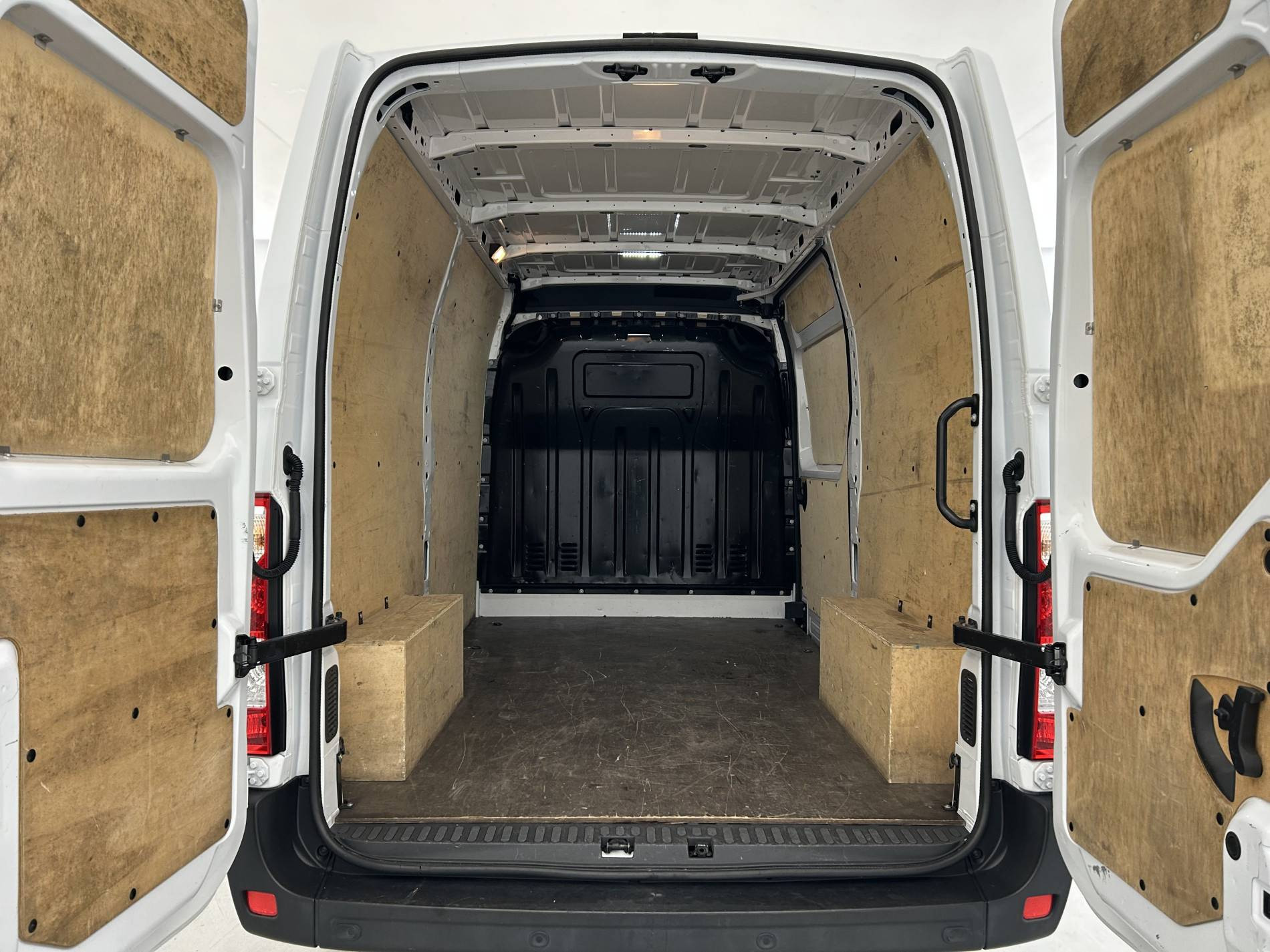 Vente en ligne Renault Master Fourgon MASTER FGN TRAC F3500 L2H2 BLUE DCI 135 au prix de 22 990 €