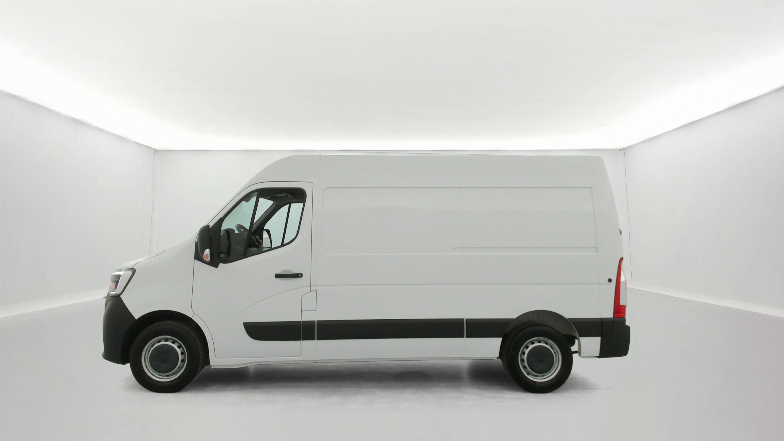 Vente en ligne Renault Master Fourgon MASTER FGN TRAC F3500 L2H2 BLUE DCI 135 au prix de 22 990 €