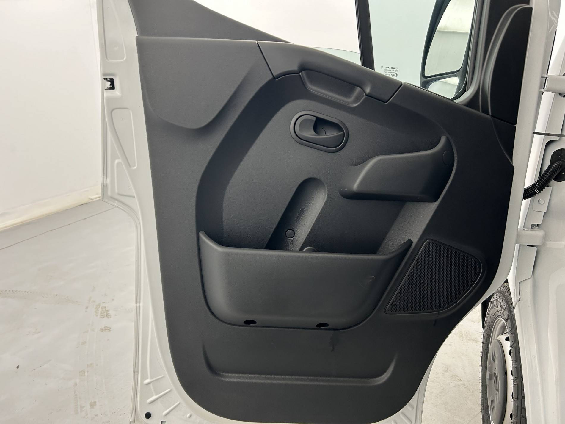 Vente en ligne Renault Master Fourgon MASTER FGN TRAC F3500 L2H2 BLUE DCI 135 au prix de 23 590 €