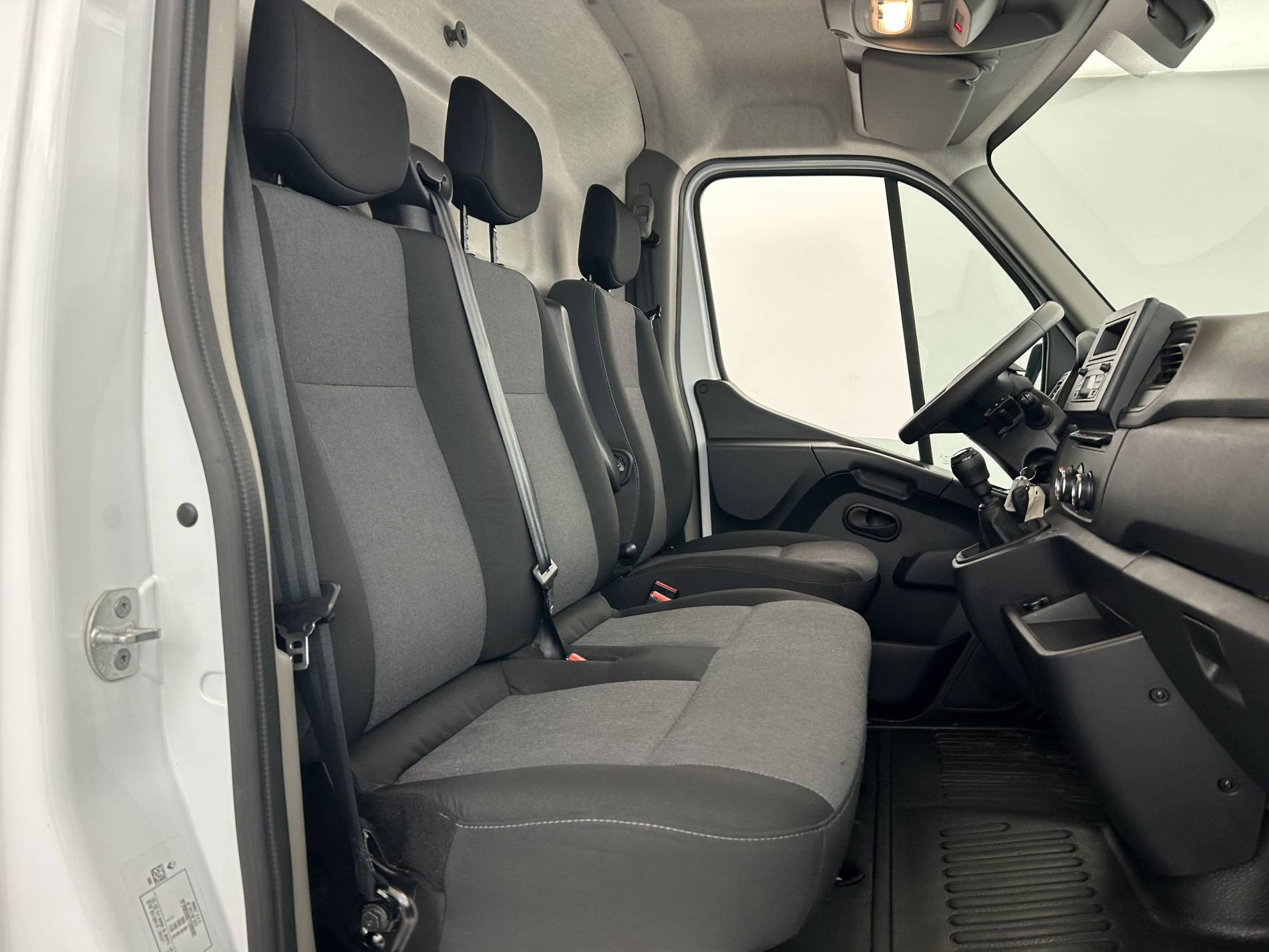 Vente en ligne Renault Master Fourgon MASTER FGN TRAC F3500 L2H2 BLUE DCI 135 au prix de 23 590 €