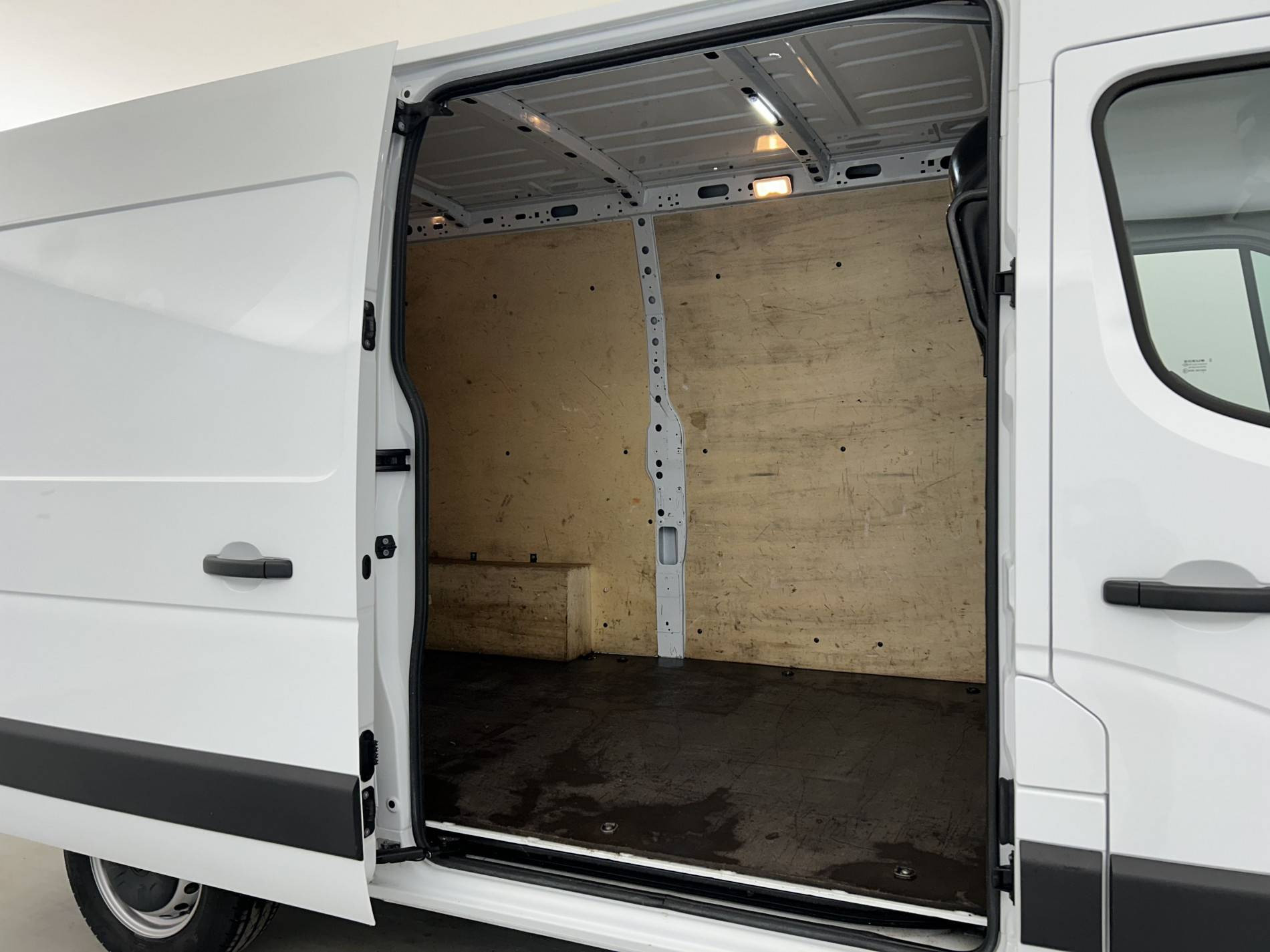 Vente en ligne Renault Master Fourgon MASTER FGN TRAC F3500 L2H2 BLUE DCI 135 au prix de 23 590 €