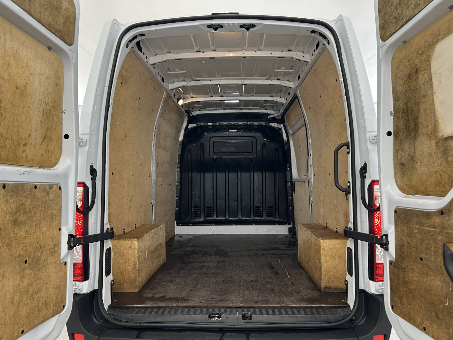 Vente en ligne Renault Master Fourgon MASTER FGN TRAC F3500 L2H2 BLUE DCI 135 au prix de 23 590 €