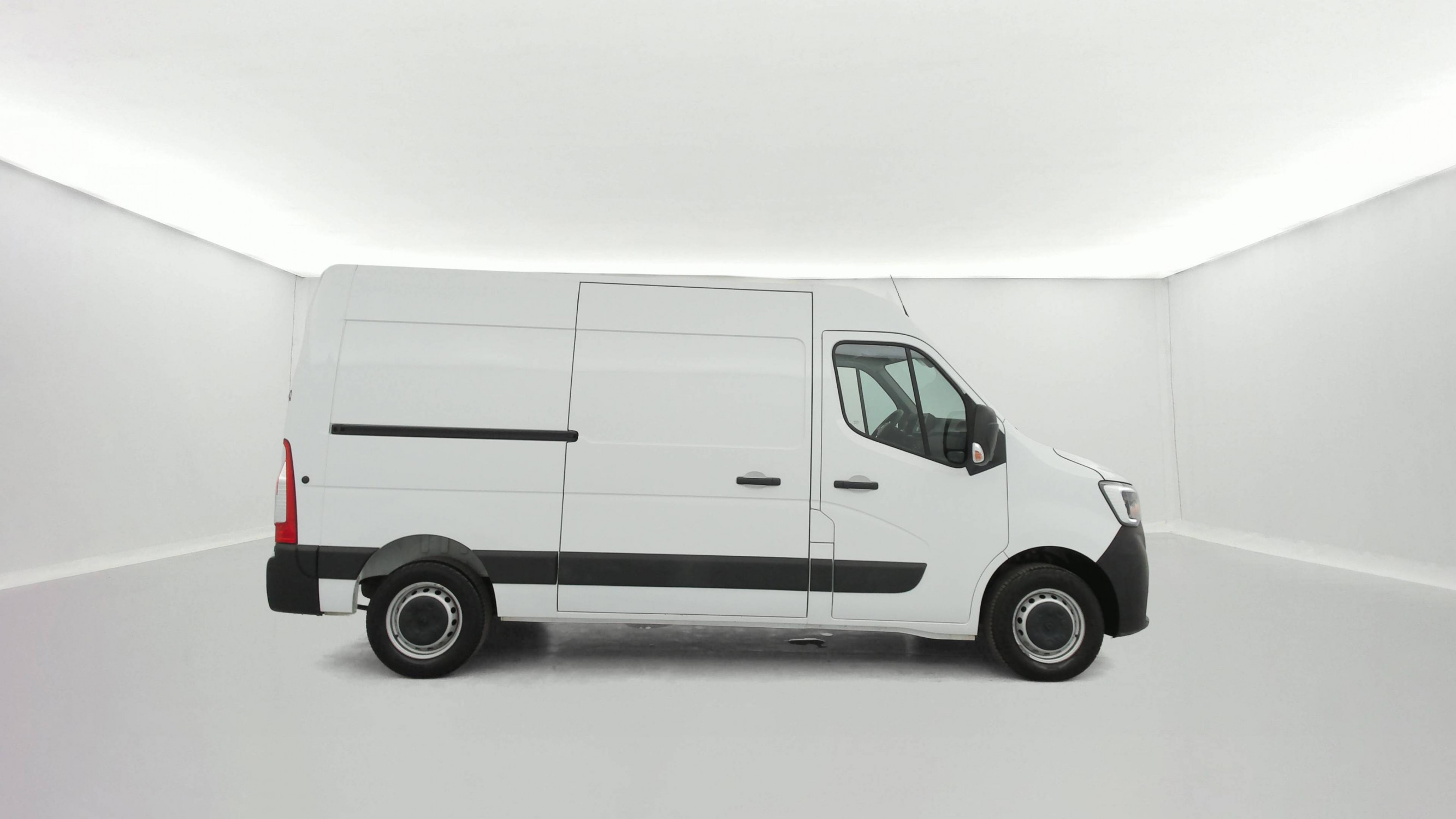 Vente en ligne Renault Master Fourgon MASTER FGN TRAC F3500 L2H2 BLUE DCI 135 au prix de 20 990 €