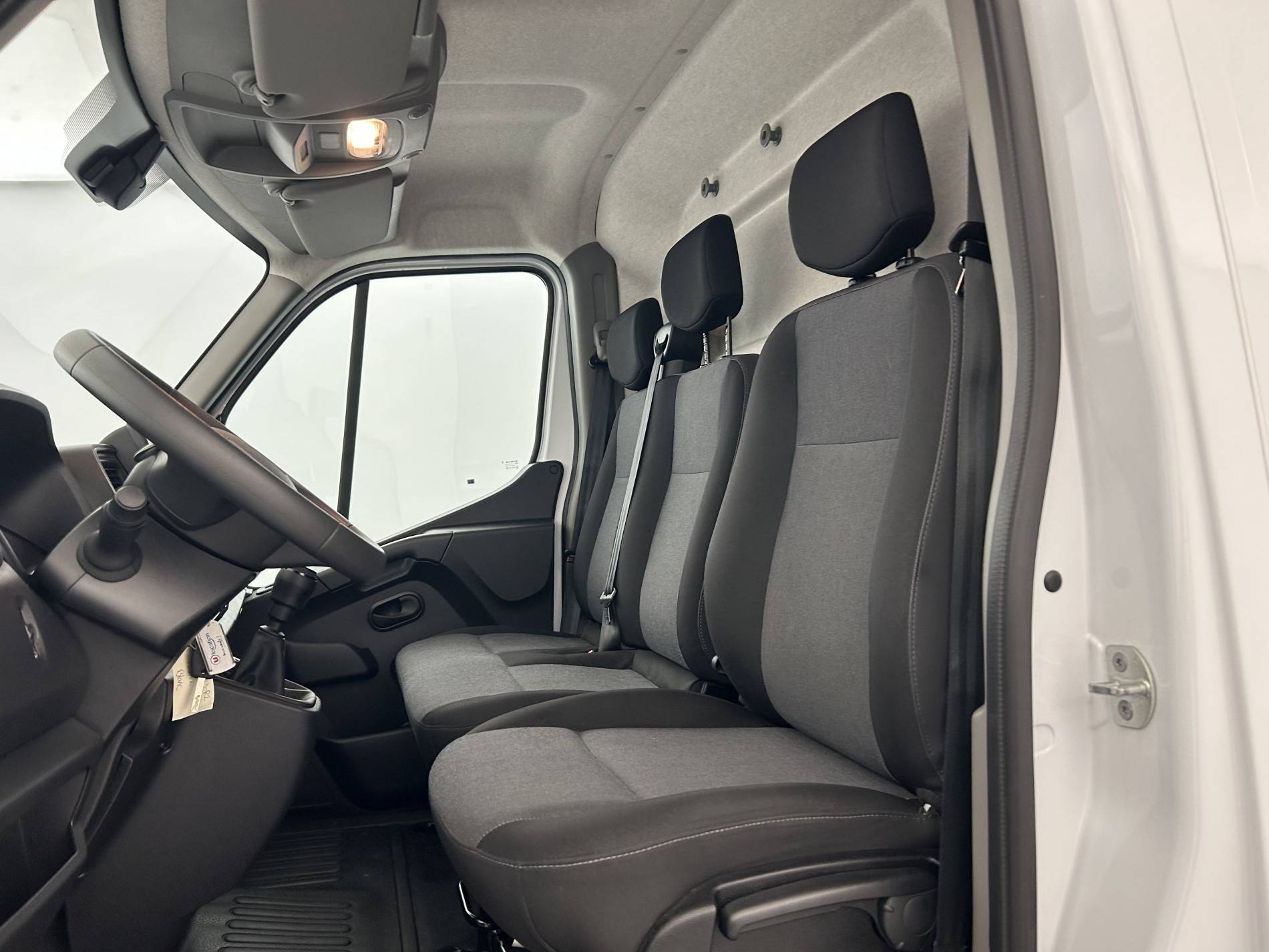 Vente en ligne Renault Master Fourgon MASTER FGN TRAC F3500 L2H2 BLUE DCI 135 au prix de 23 590 €