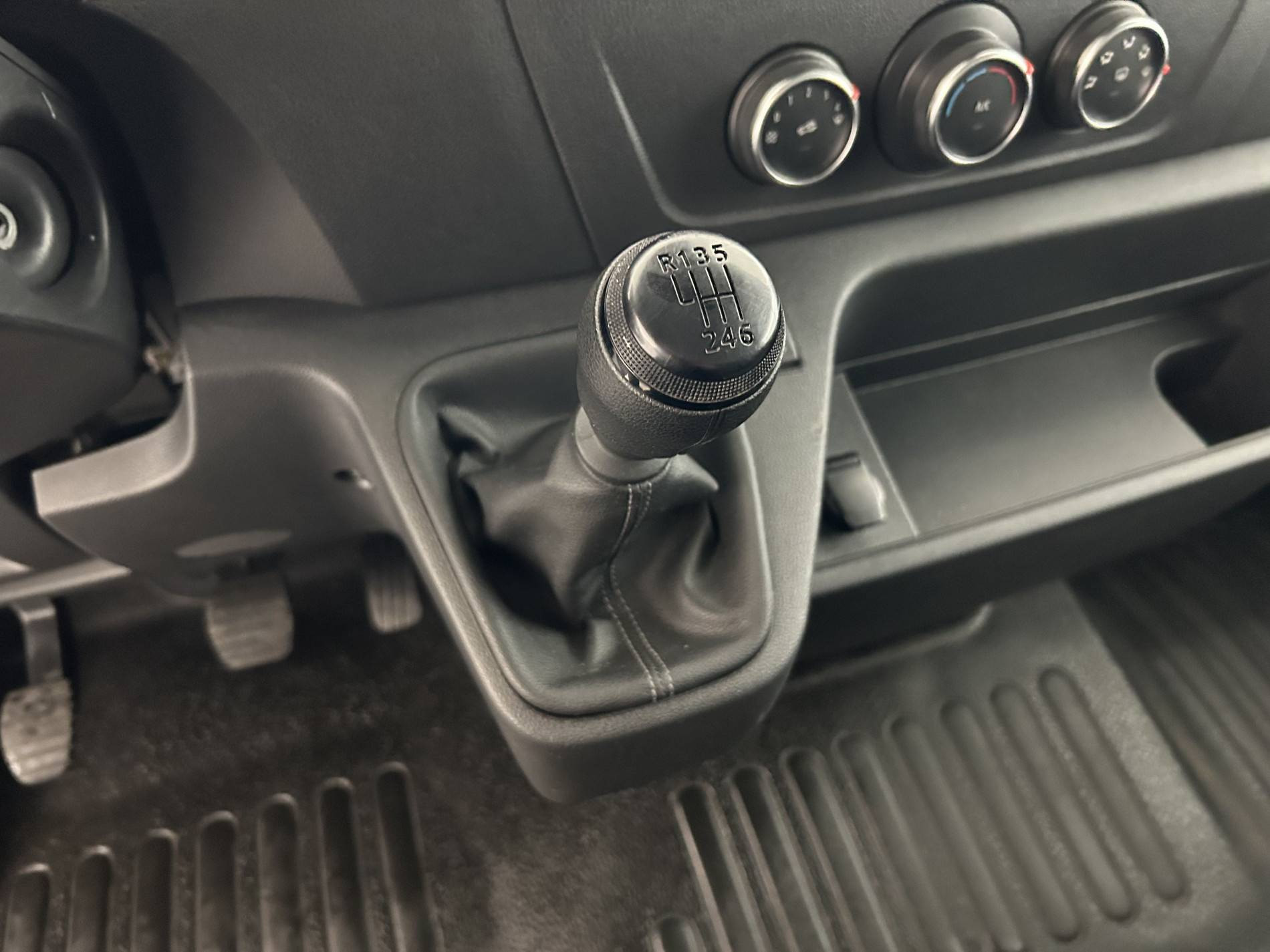Vente en ligne Renault Master Fourgon MASTER FGN TRAC F3500 L2H2 BLUE DCI 135 au prix de 23 790 €