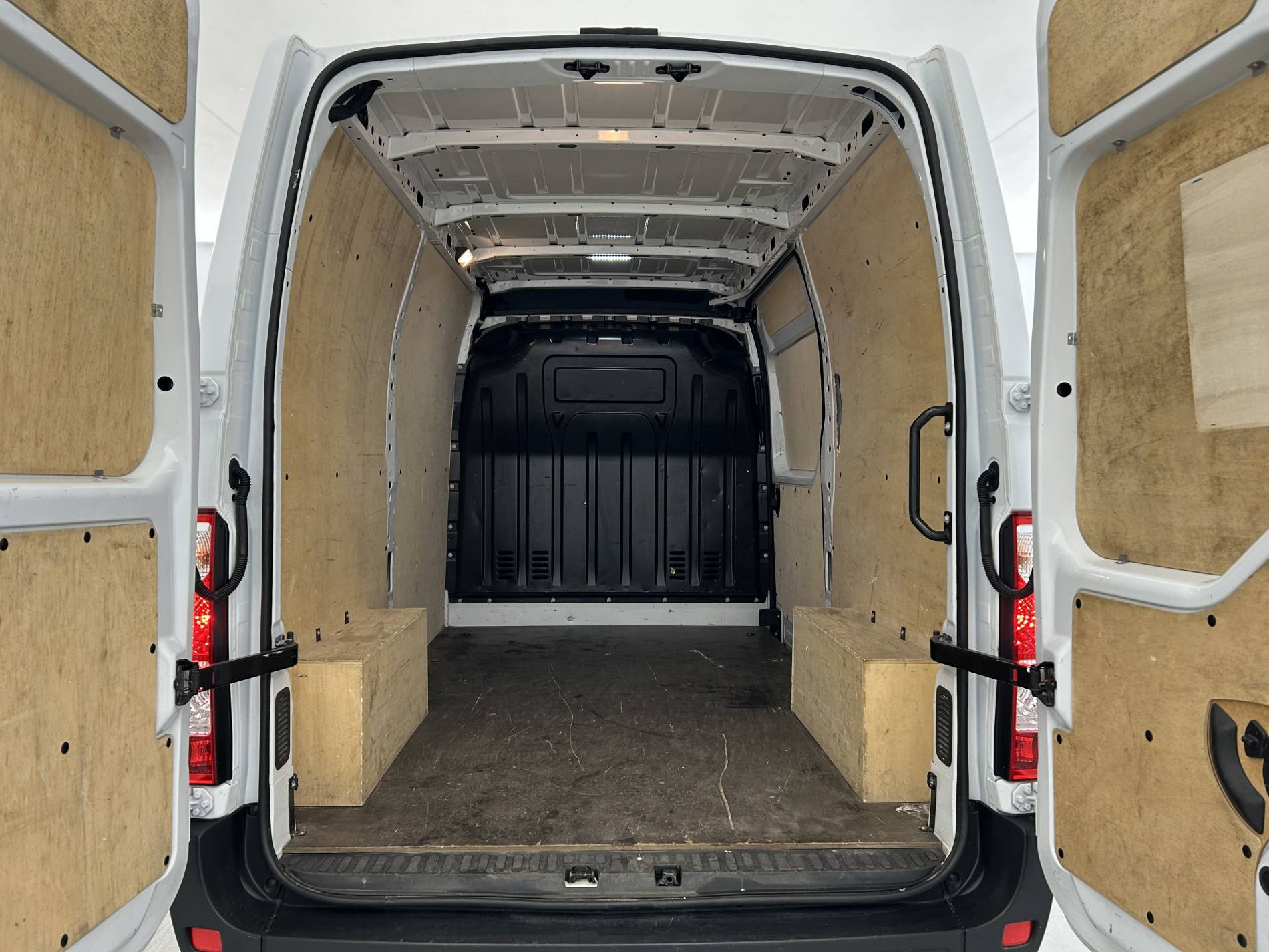 Vente en ligne Renault Master Fourgon MASTER FGN TRAC F3500 L2H2 BLUE DCI 135 au prix de 23 790 €