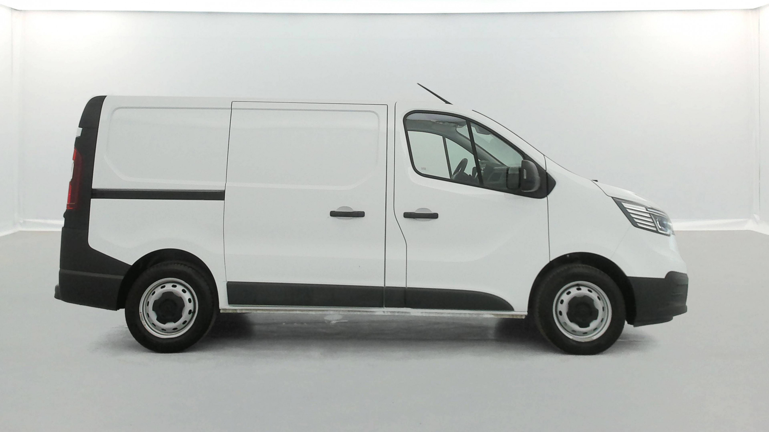 Vente en ligne Renault Trafic 3 Fourgon TRAFIC FG BLUE DCI 130 L1H1 3T GSR2 au prix de 22 990 €