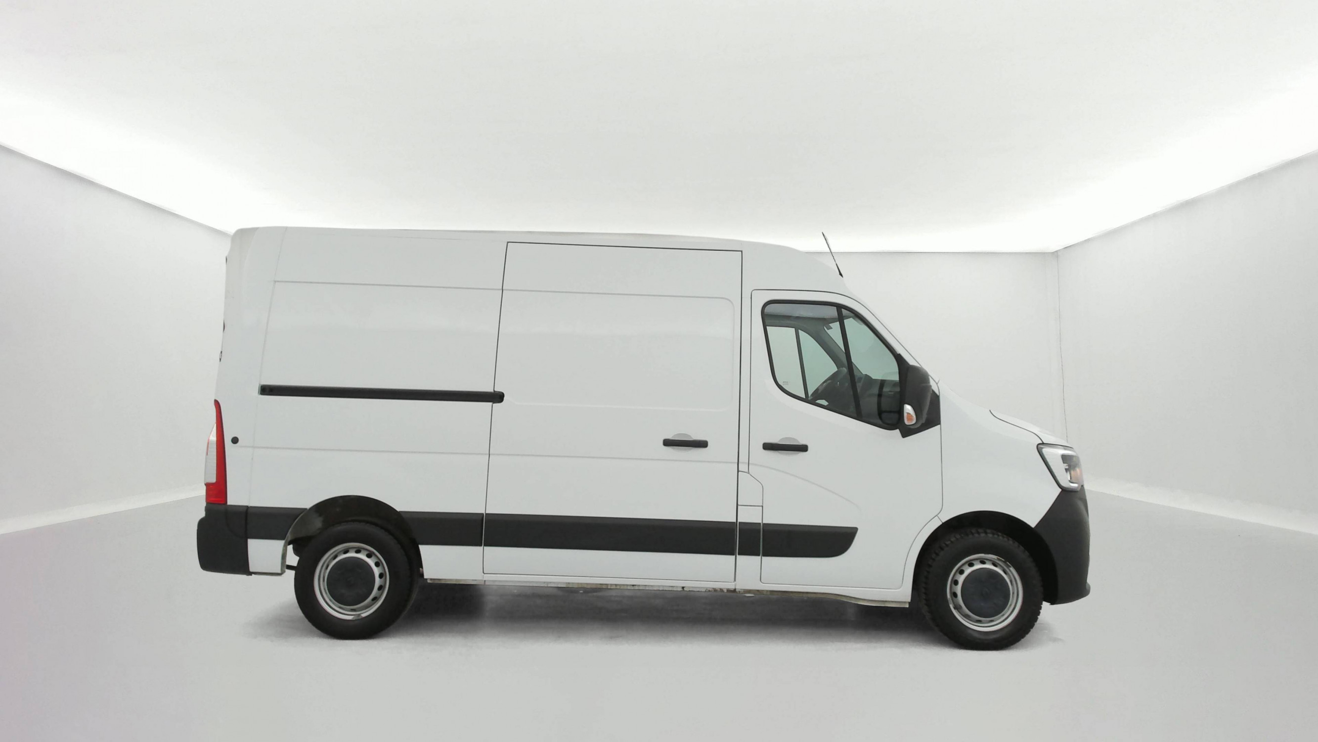 Vente en ligne Renault Master Fourgon MASTER FGN TRAC F3500 L2H2 BLUE DCI 135 au prix de 23 790 €