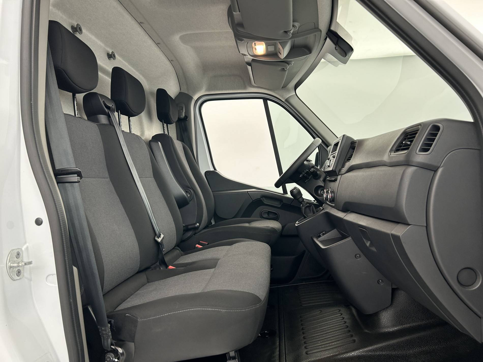Vente en ligne Renault Master Fourgon MASTER FGN TRAC F3500 L2H2 BLUE DCI 135 au prix de 23 590 €