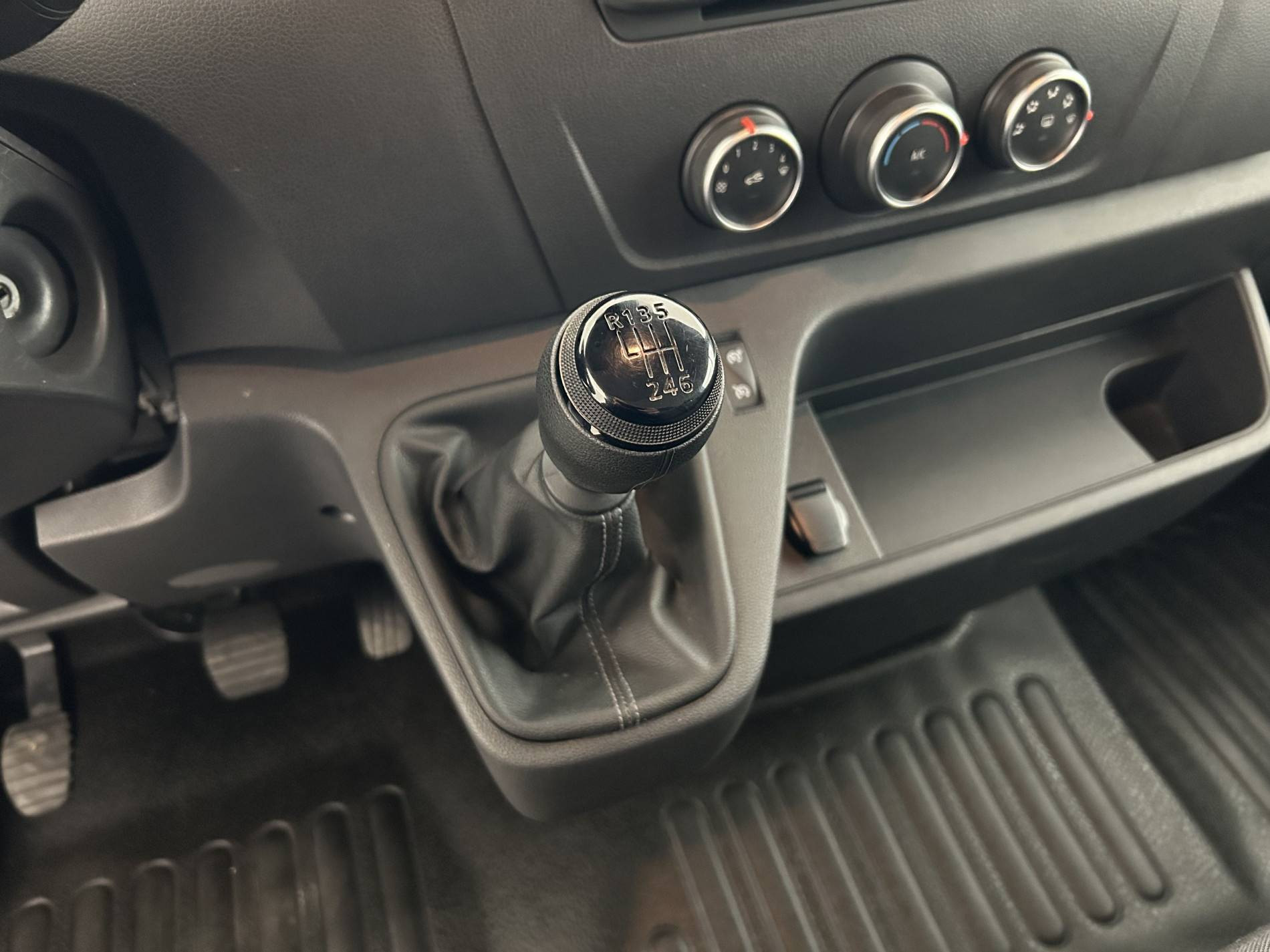 Vente en ligne Renault Master Fourgon MASTER FGN TRAC F3500 L2H2 BLUE DCI 135 au prix de 23 590 €