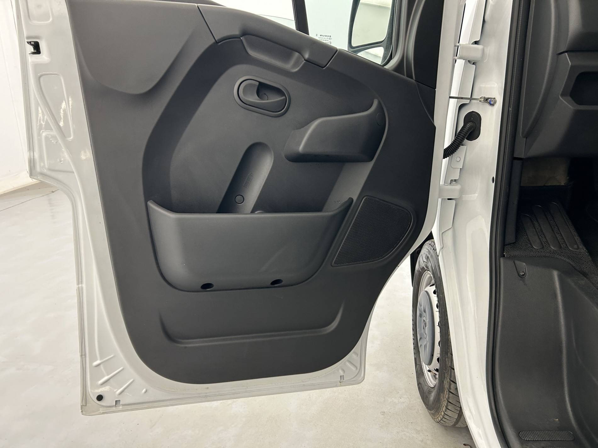 Vente en ligne Renault Master Fourgon MASTER FGN TRAC F3500 L2H2 BLUE DCI 135 au prix de 22 790 €