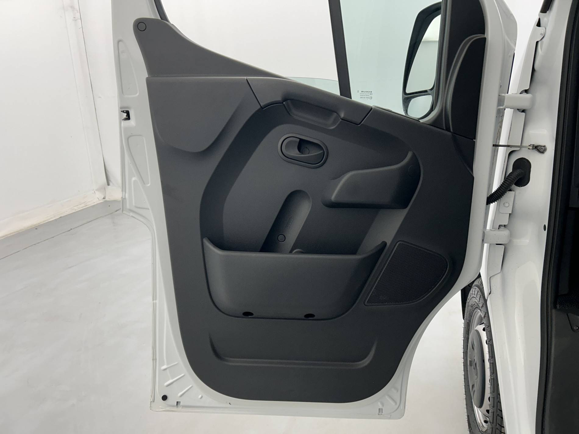 Vente en ligne Renault Master Fourgon MASTER FGN TRAC F3500 L2H2 BLUE DCI 135 au prix de 23 590 €