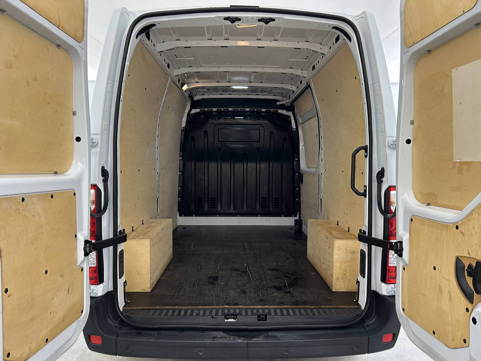 Vente en ligne Renault Master Fourgon MASTER FGN TRAC F3500 L2H2 BLUE DCI 135 au prix de 22 790 €