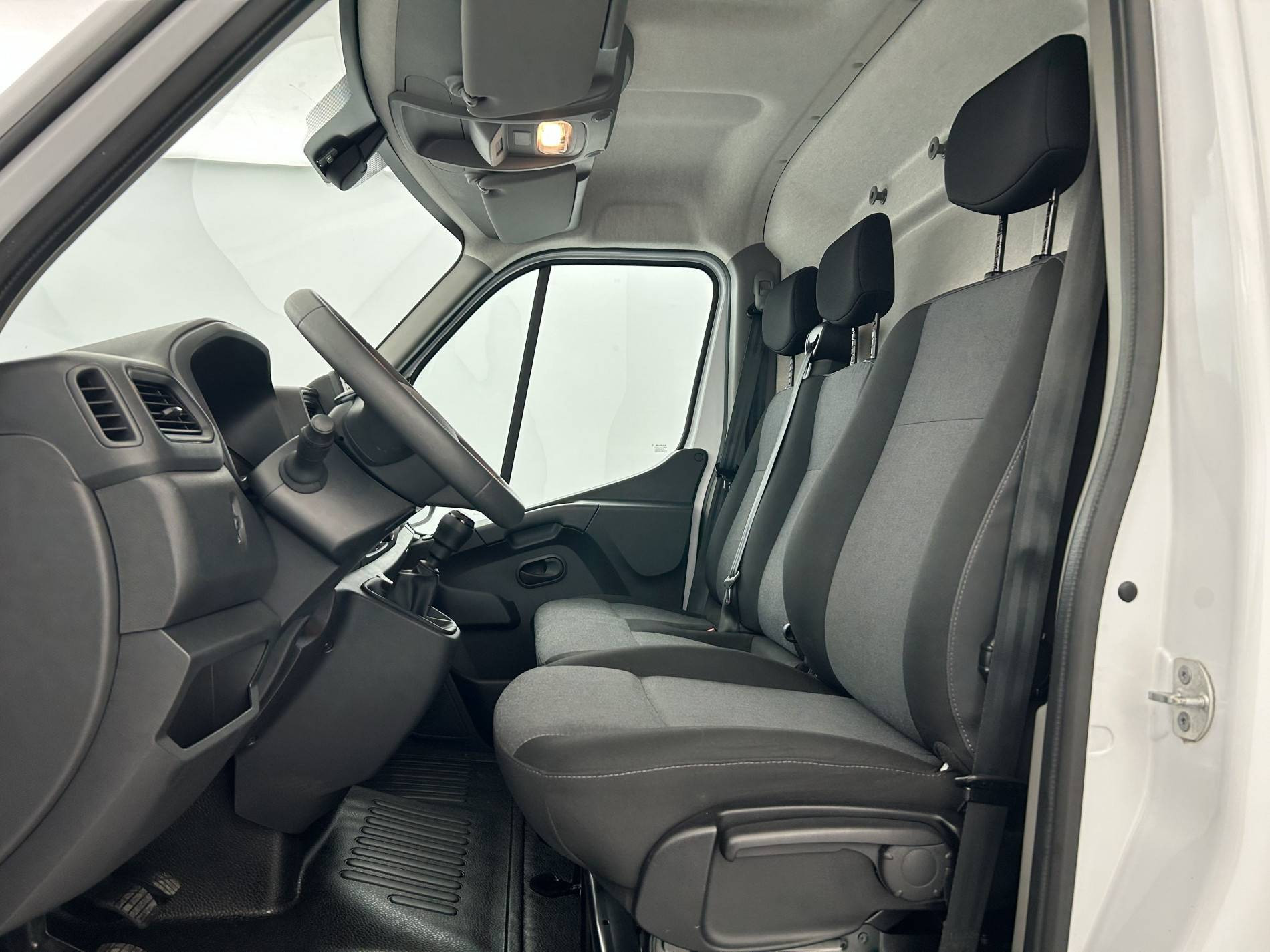 Vente en ligne Renault Master Fourgon MASTER FGN TRAC F3500 L2H2 BLUE DCI 135 au prix de 23 590 €